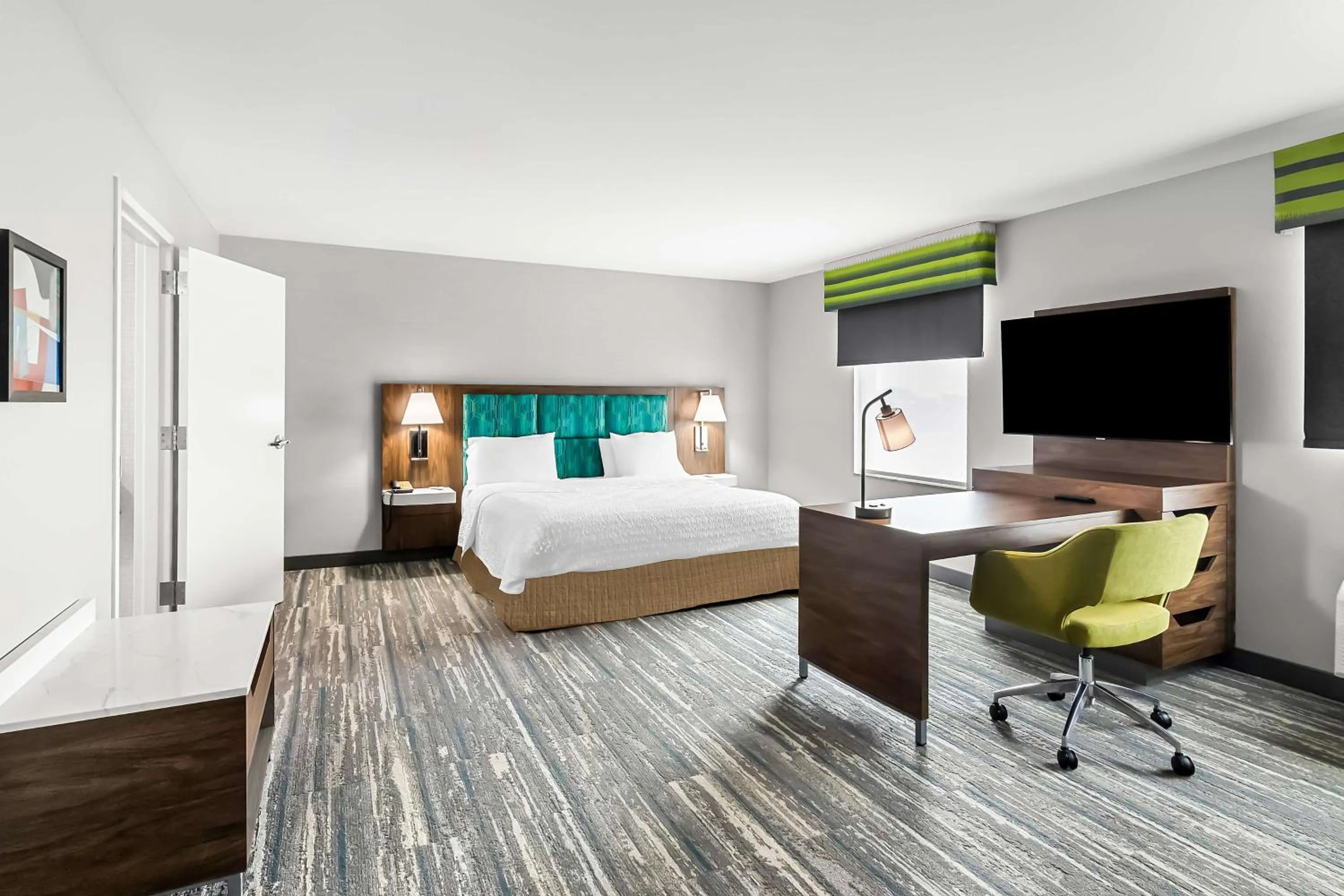 Bedroom, Bed in Hampton Inn by Hilton Dayton South