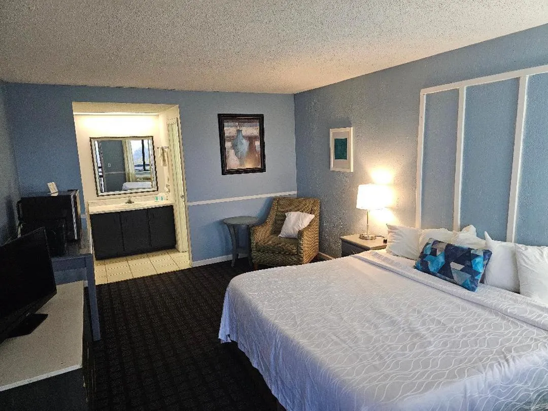 Bed in Hawk's Nest Lodge