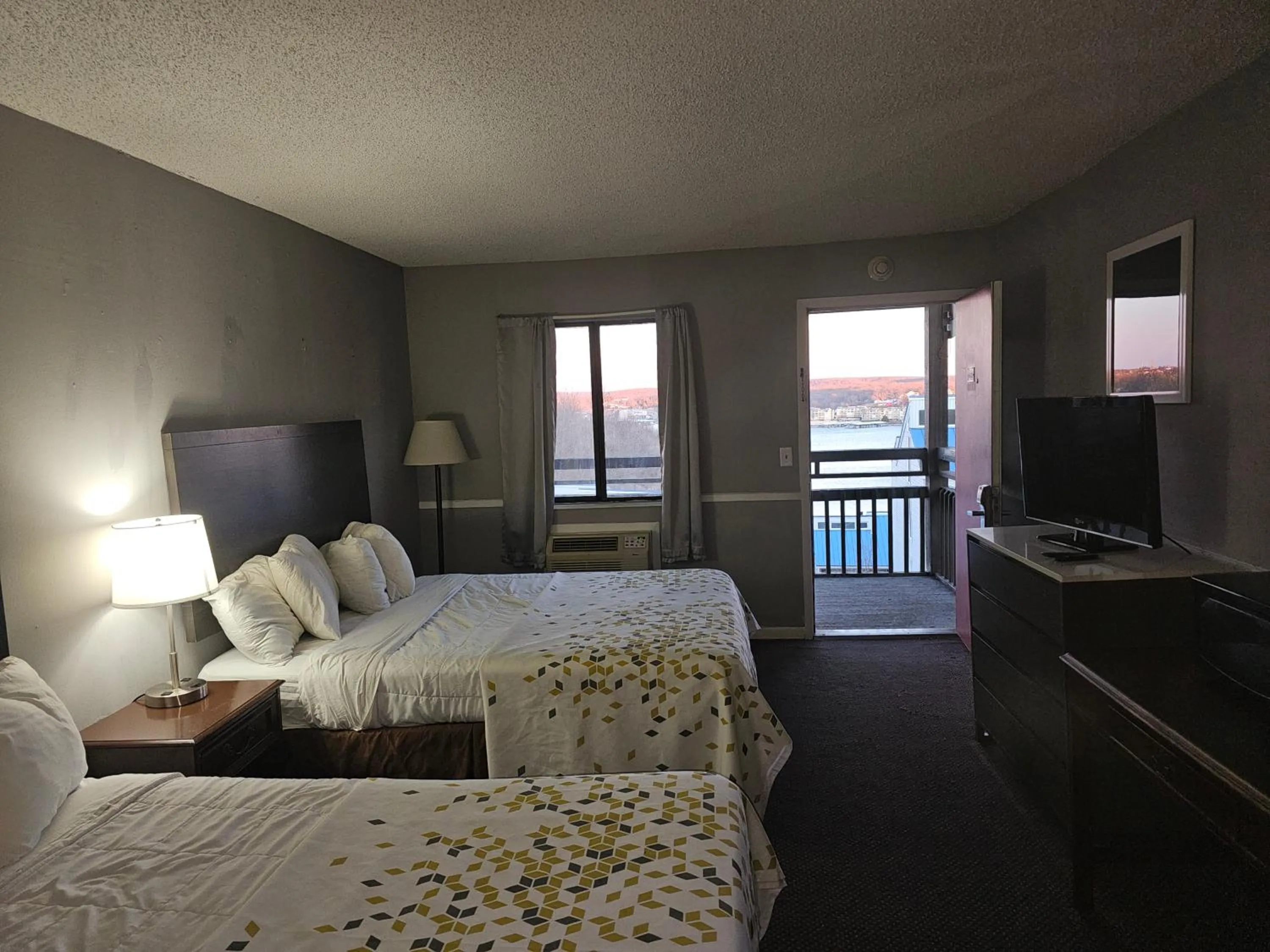 Bed in Hawk's Nest Lodge