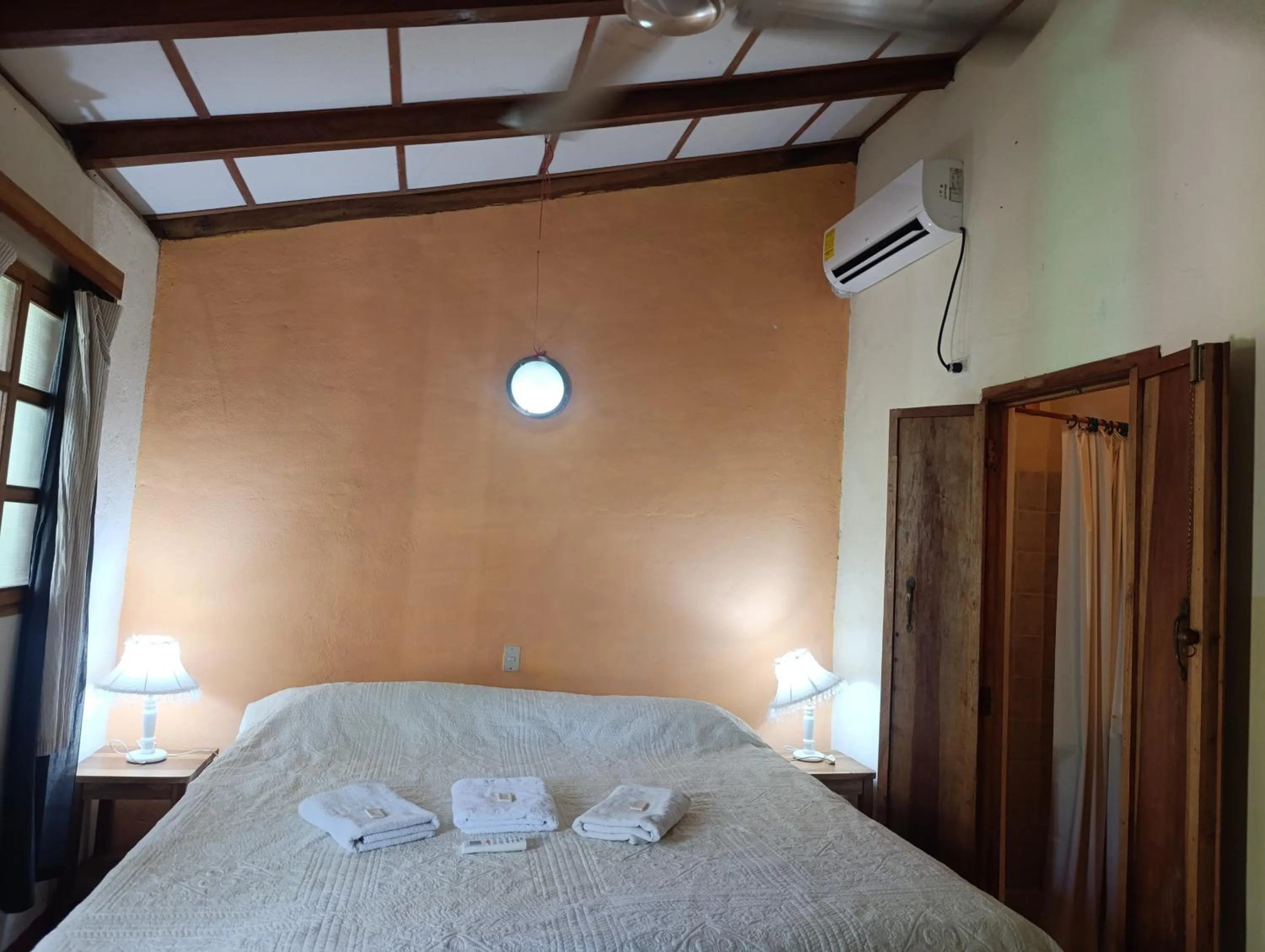 Photo of the whole room in Hotel Casa Barcelona