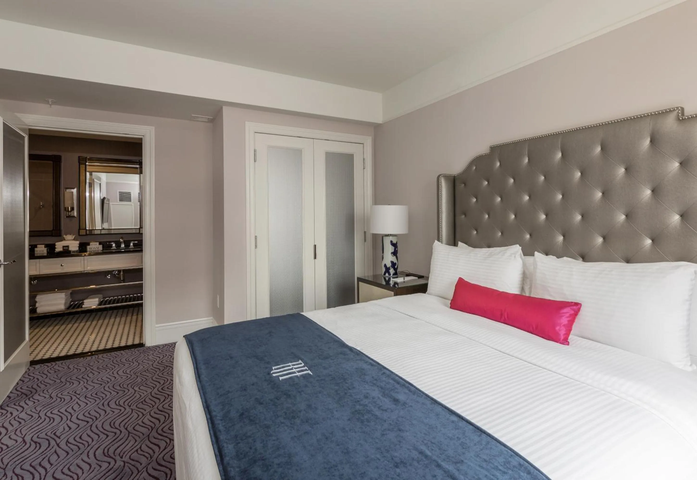 Photo of the whole room, Bed in The Read House Hotel