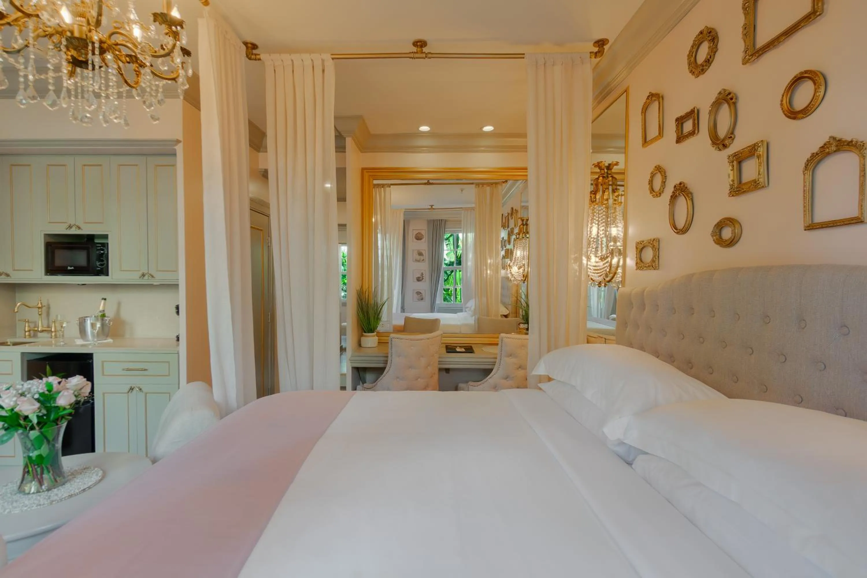 Bed in Hemingway Suites at Palm Beach Hotel Island