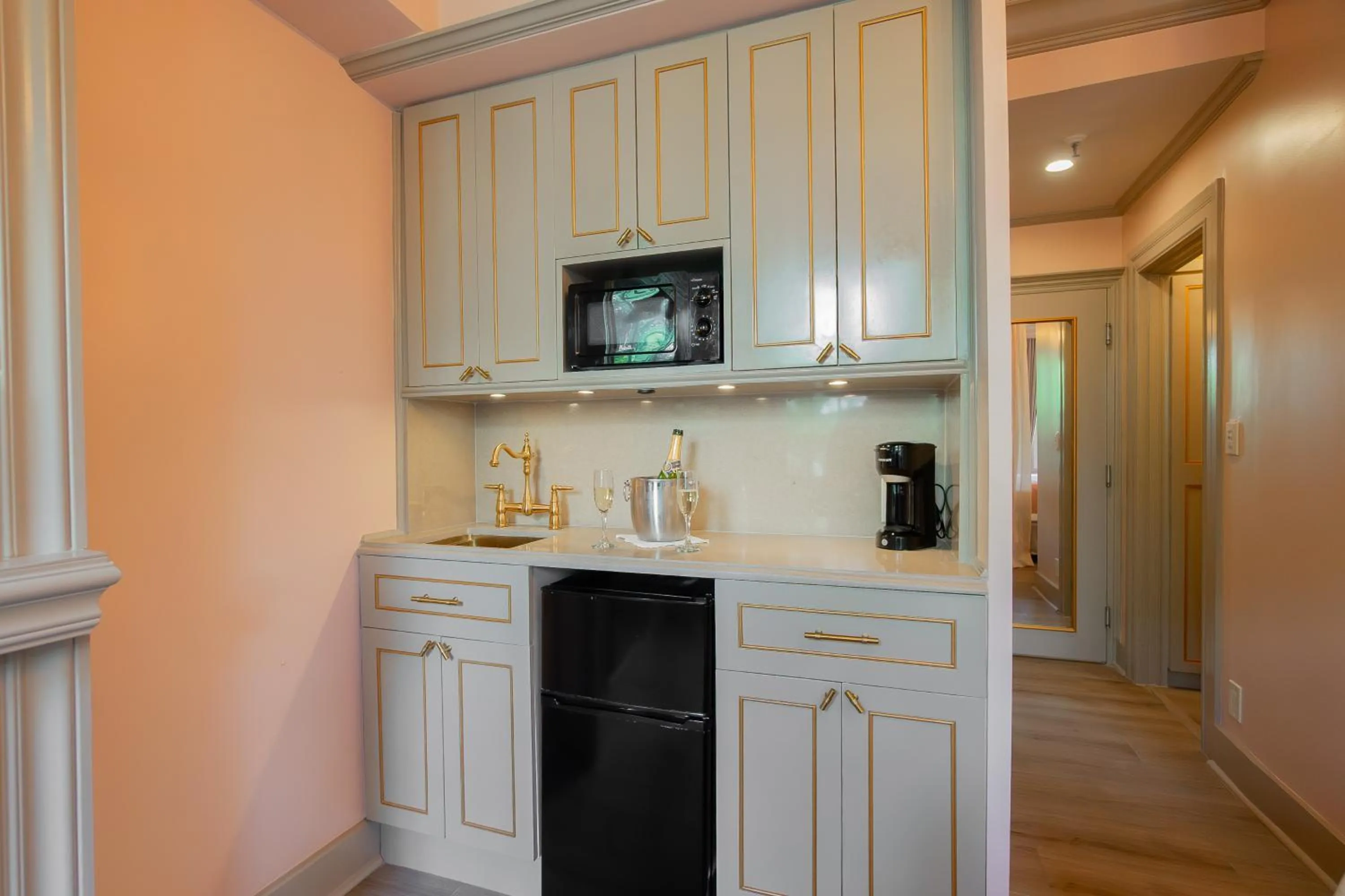 Hemingway Suites at Palm Beach Hotel Island