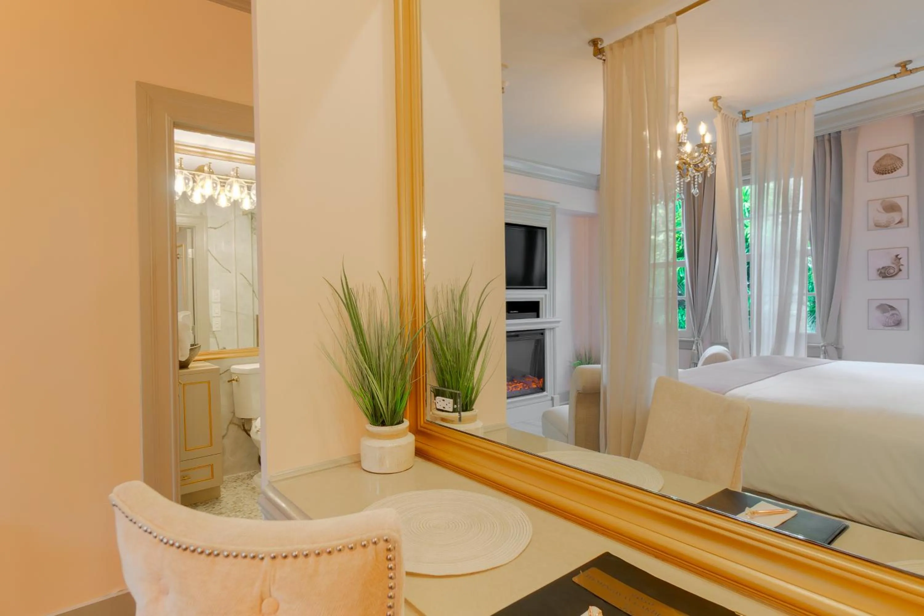 Bed in Hemingway Suites at Palm Beach Hotel Island