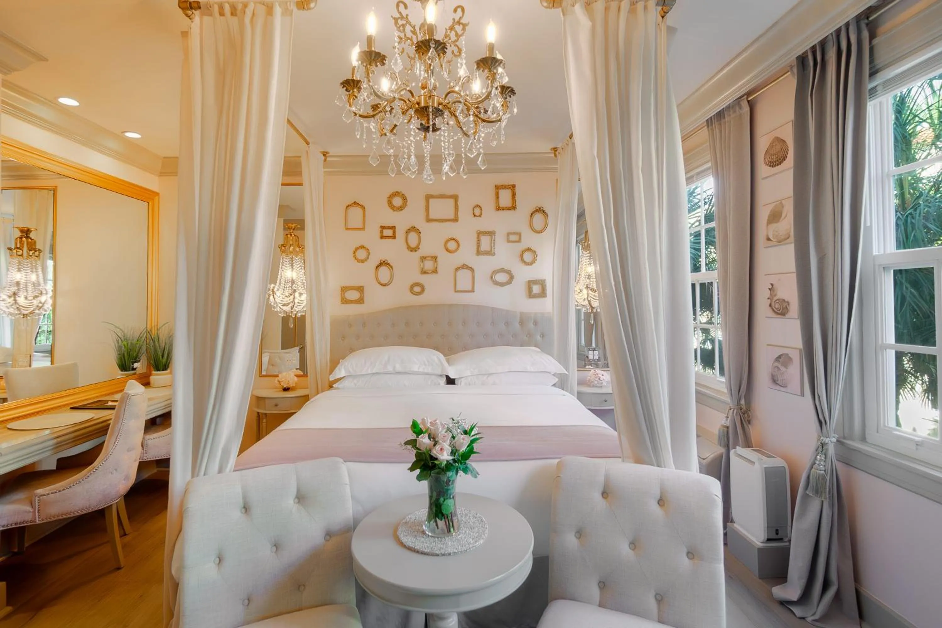 Bed in Hemingway Suites at Palm Beach Hotel Island