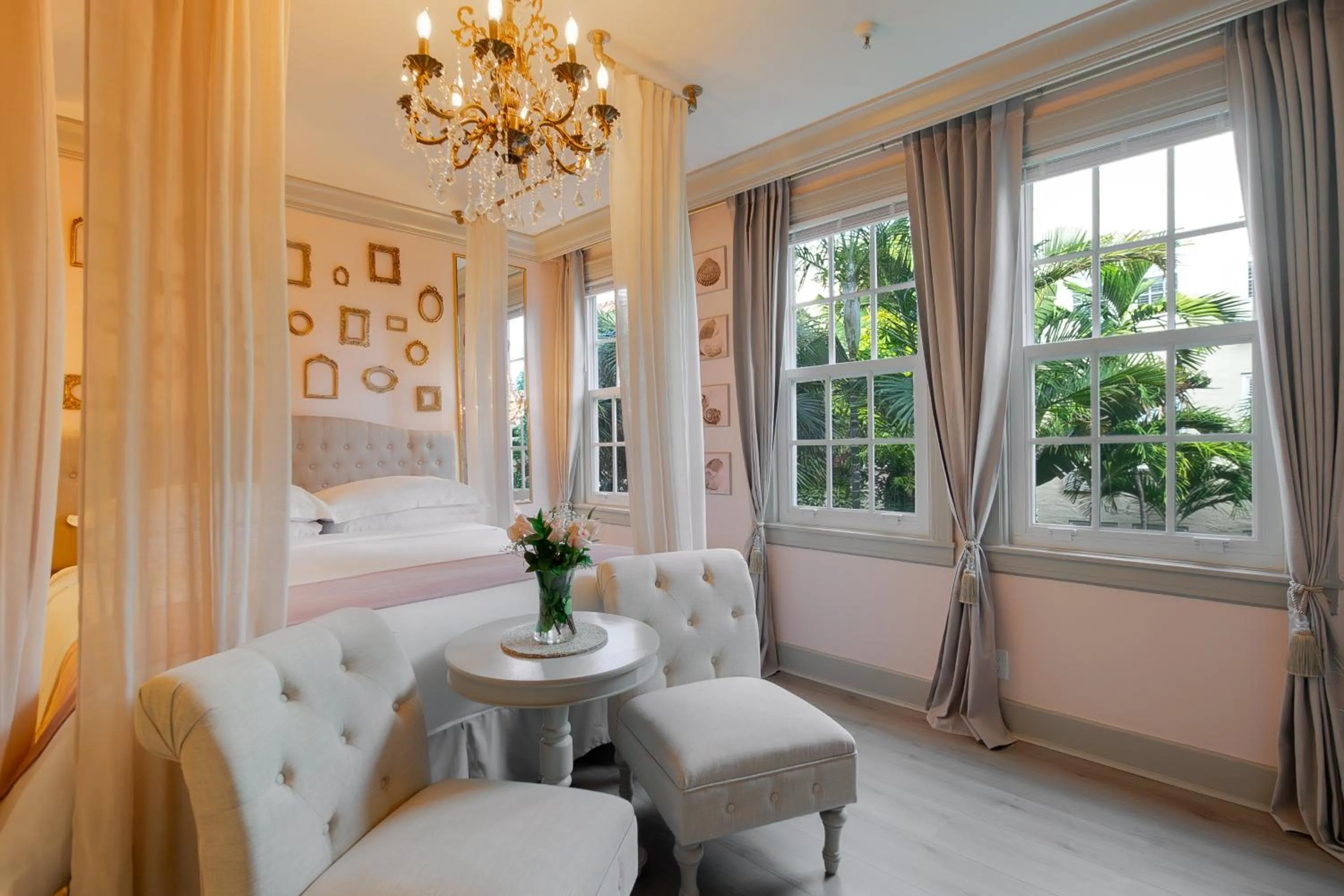 Bed in Hemingway Suites at Palm Beach Hotel Island