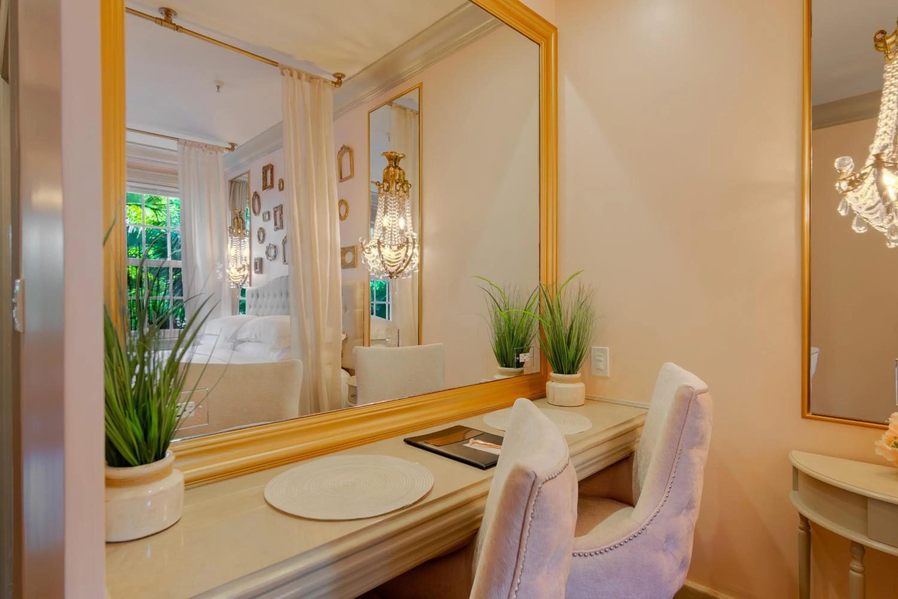 Hemingway Suites at Palm Beach Hotel Island