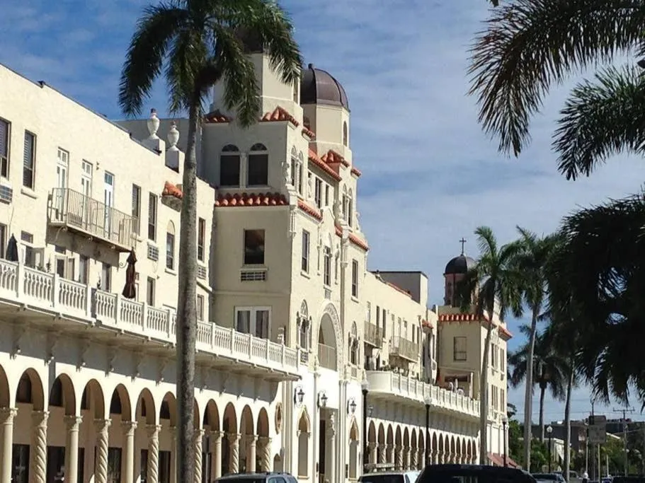 Property building in Hemingway Suites at Palm Beach Hotel Island
