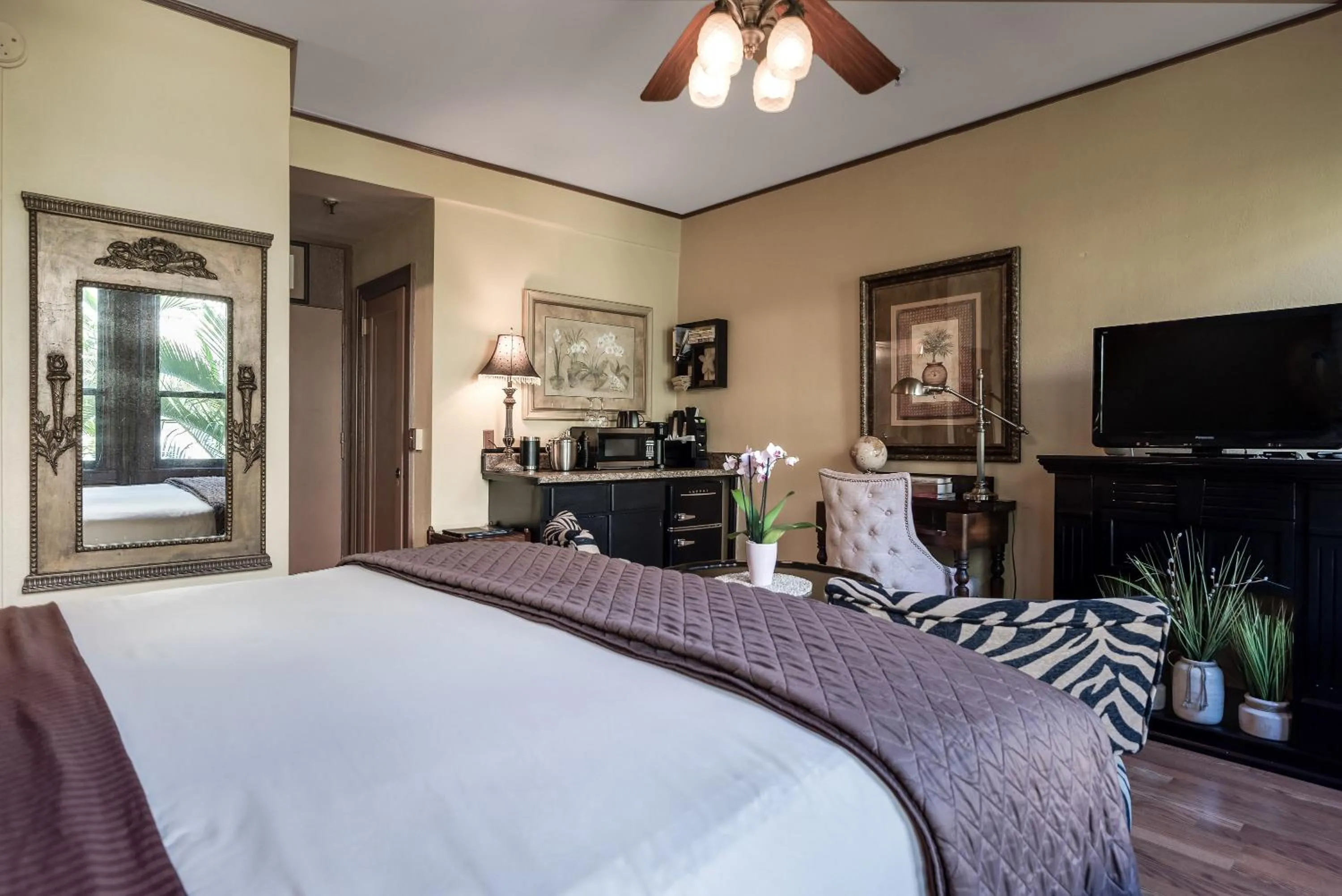 Photo of the whole room, Bed in Hemingway Suites at Palm Beach Hotel Island