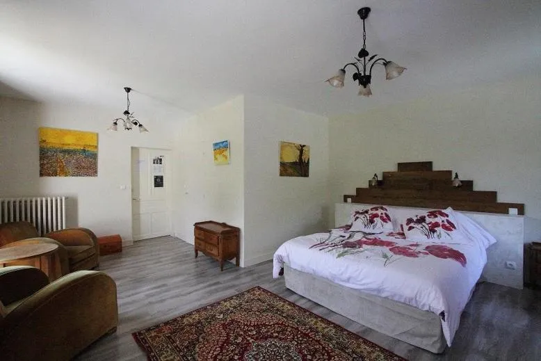 Photo of the whole room, Bed in Domaine Du Moulin Neuf