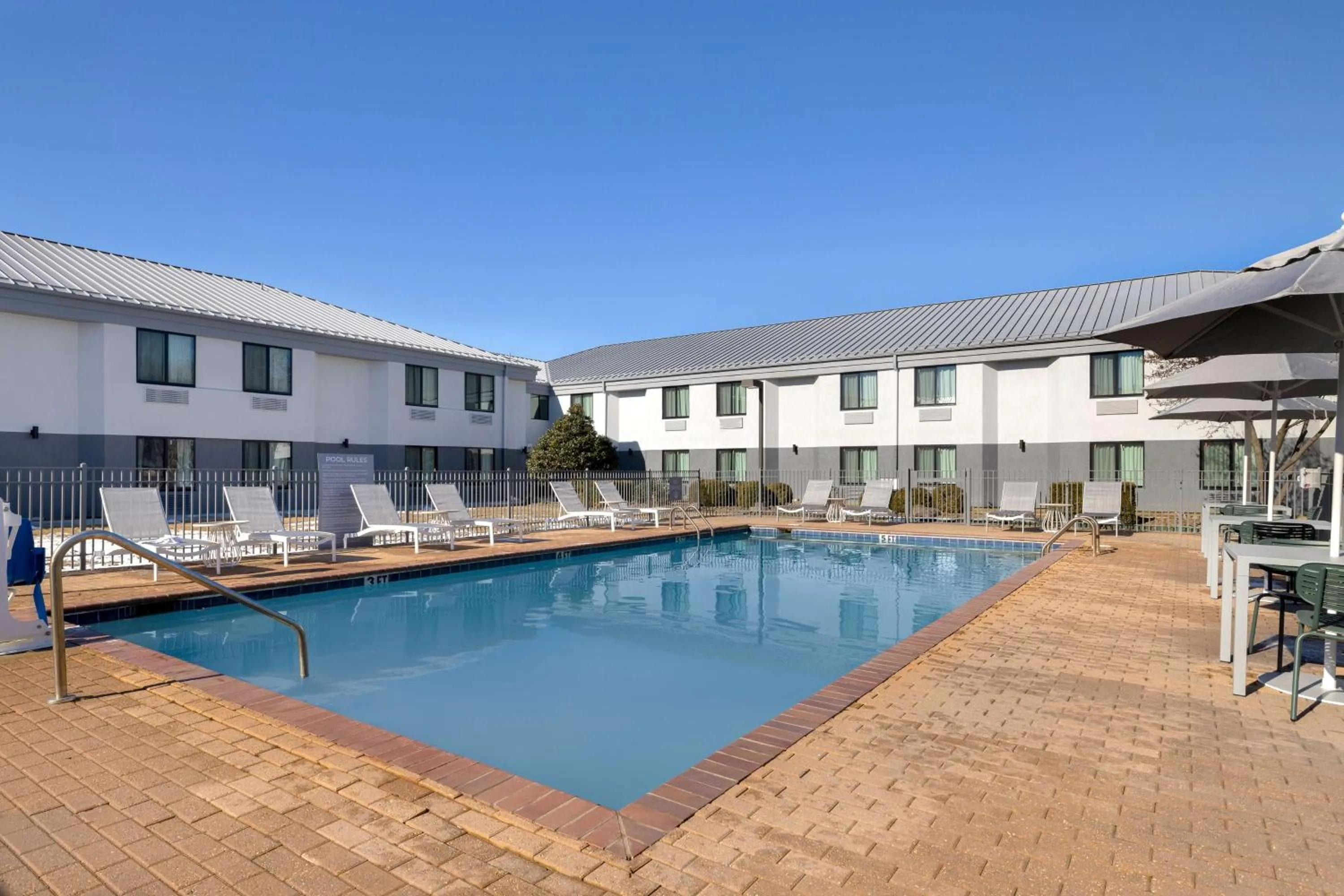 Pool view in Quality Inn Bentonville-Rogers