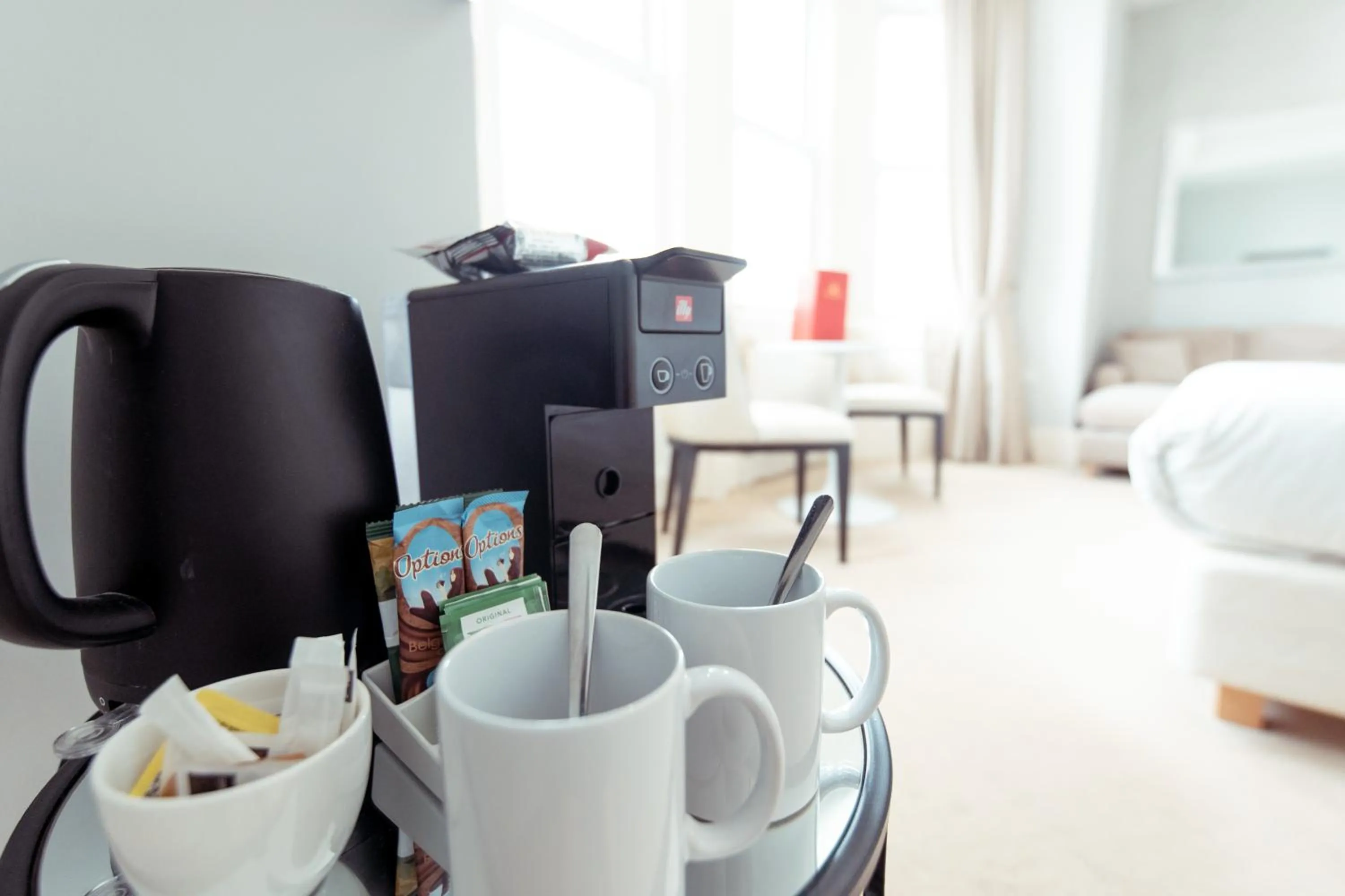 Coffee/tea facilities, Bed in The Chatsworth Hotel