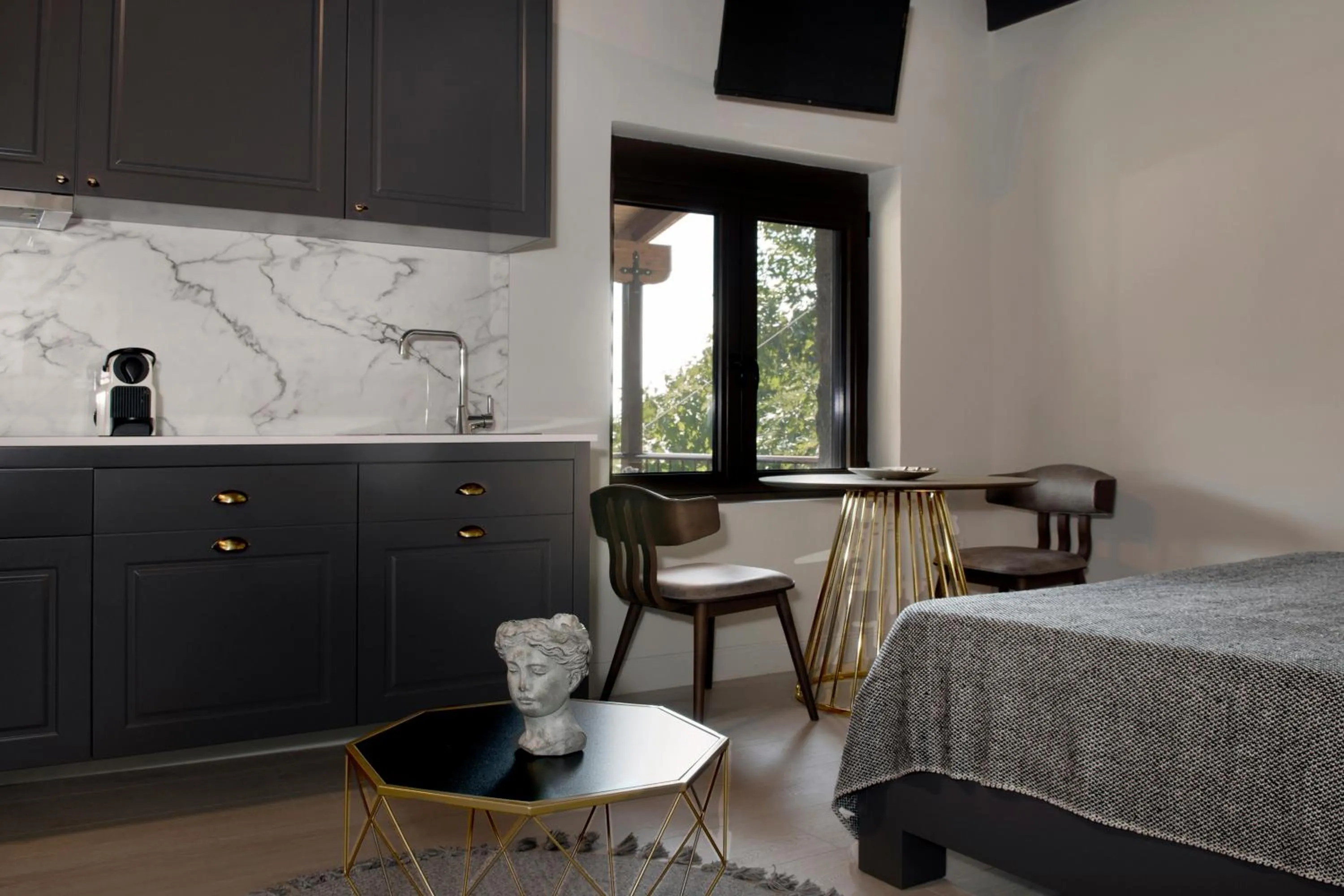 TV and multimedia, Bed in Rocks Republic