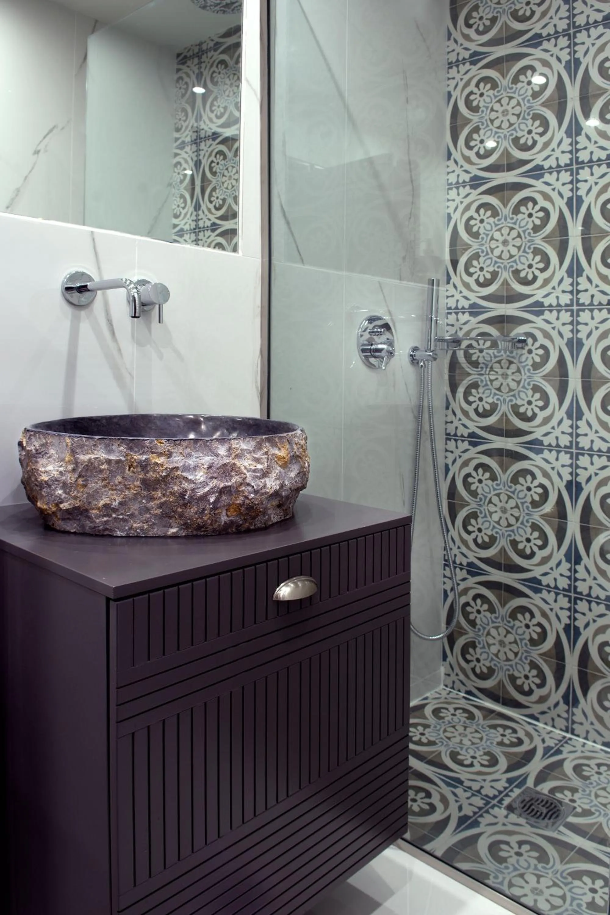 Shower in Rocks Republic