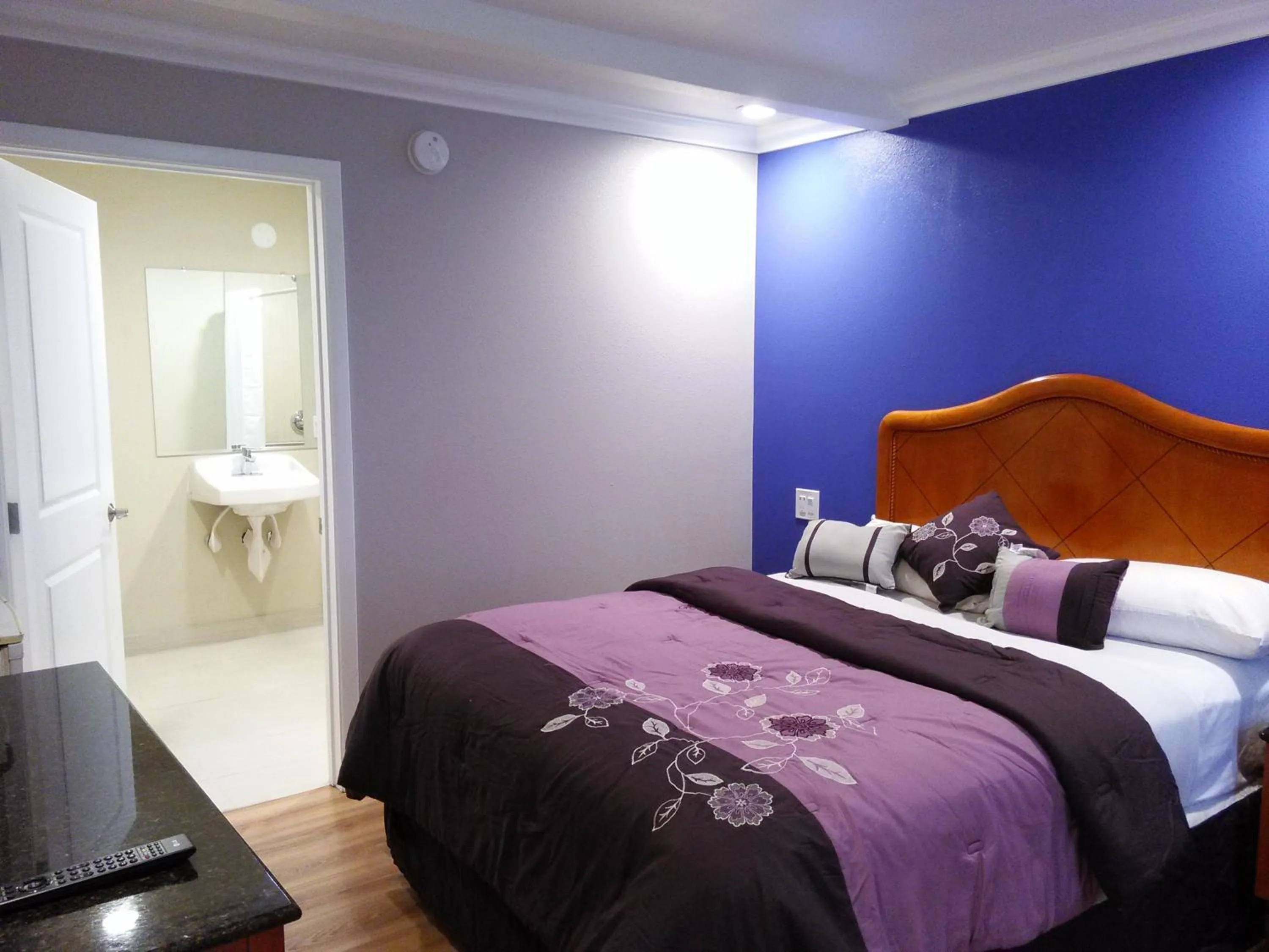 Photo of the whole room in Highlander Motel