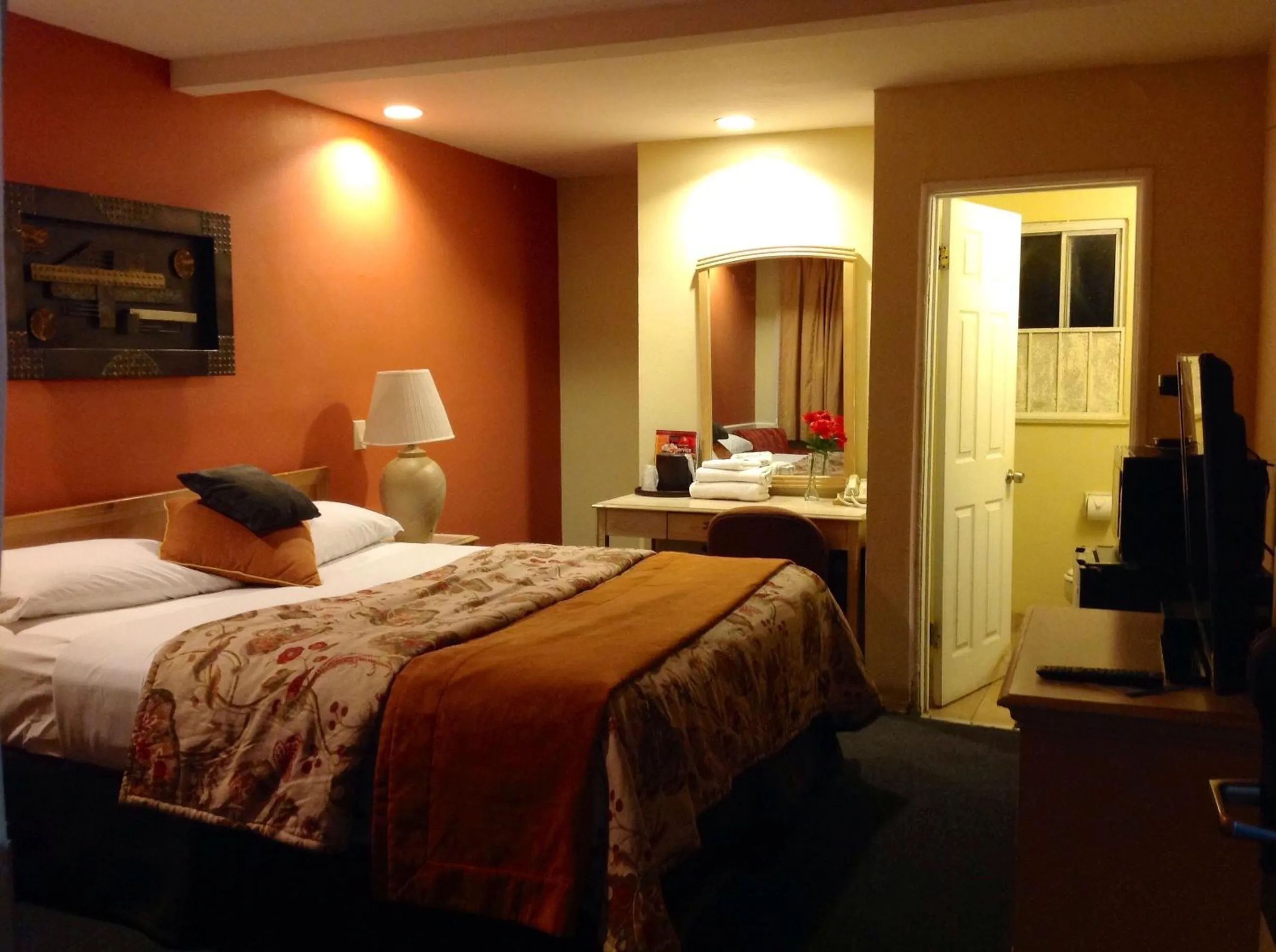 Photo of the whole room in Highlander Motel