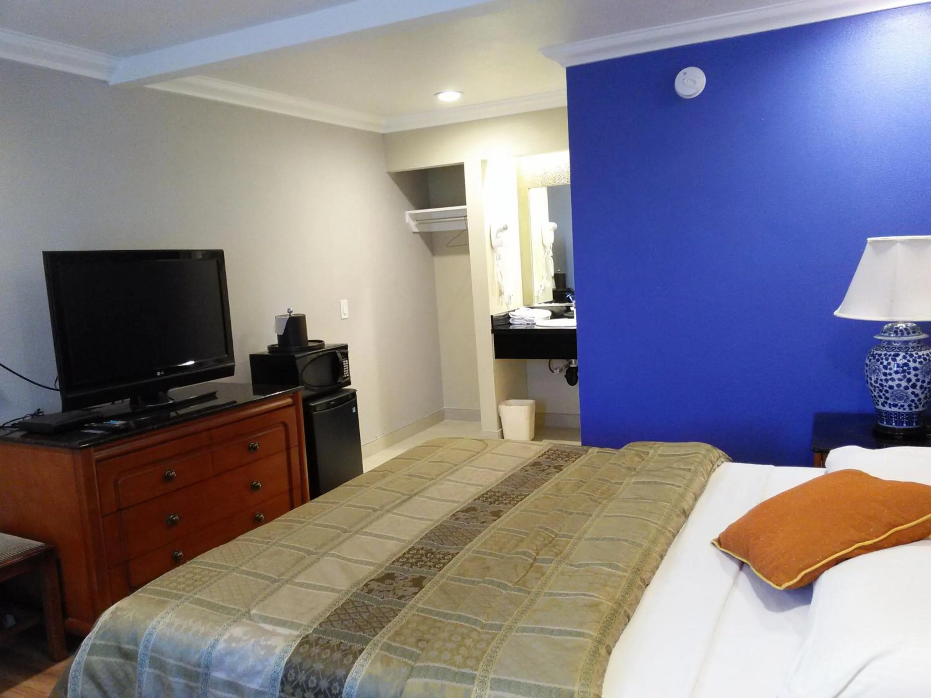 Photo of the whole room in Highlander Motel