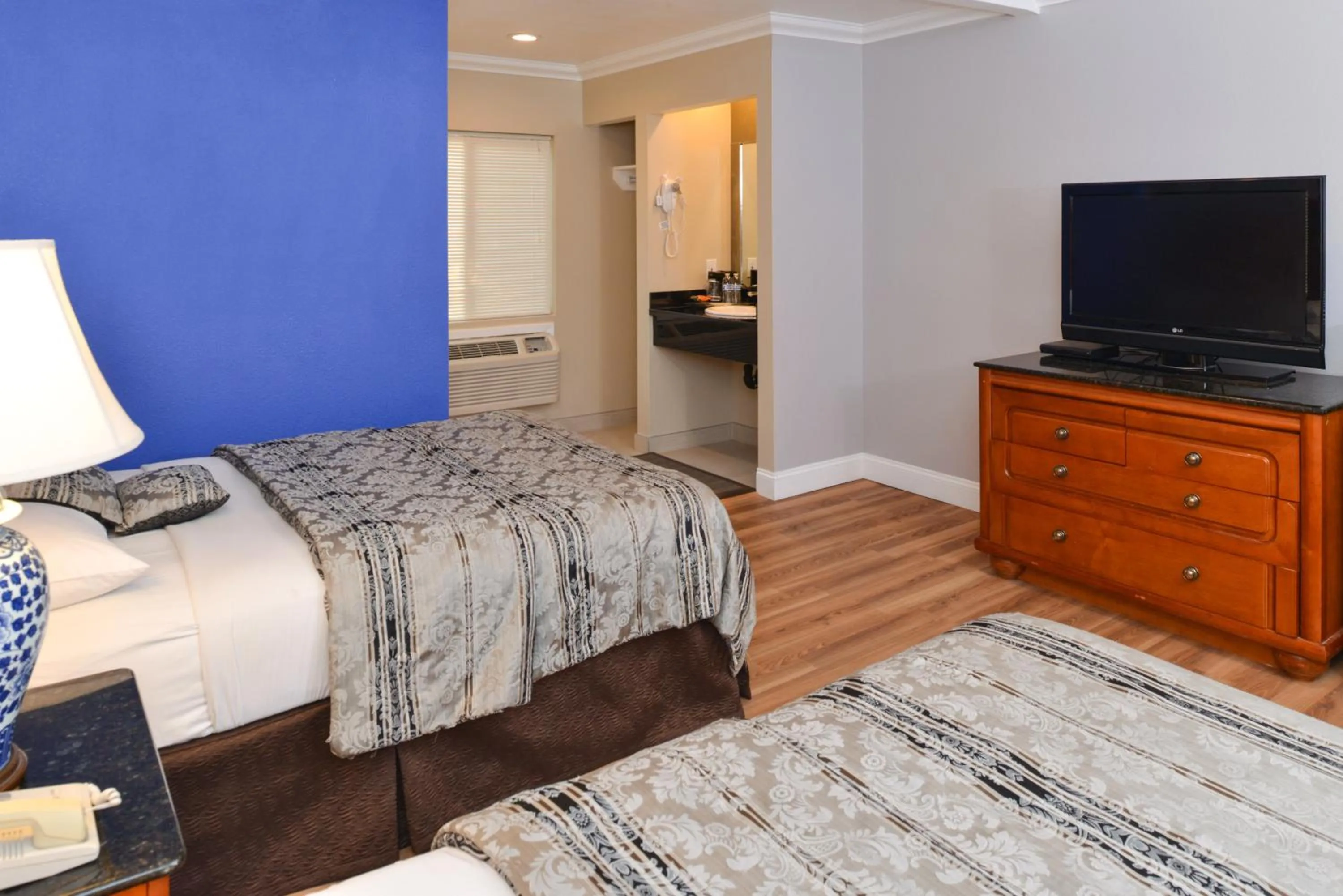 Bedroom in Highlander Motel