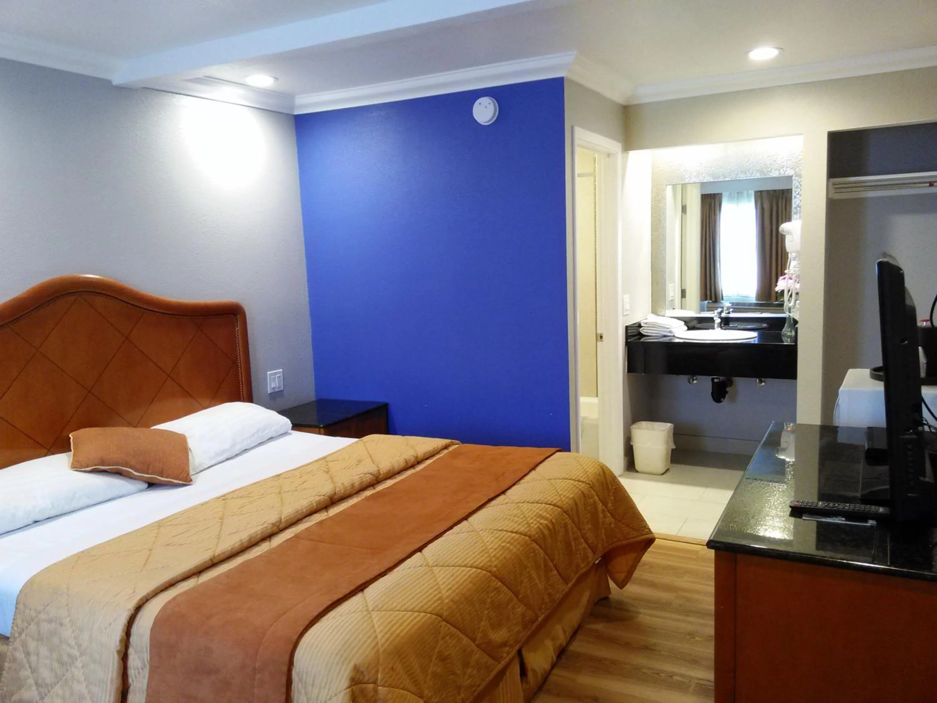 Photo of the whole room in Highlander Motel