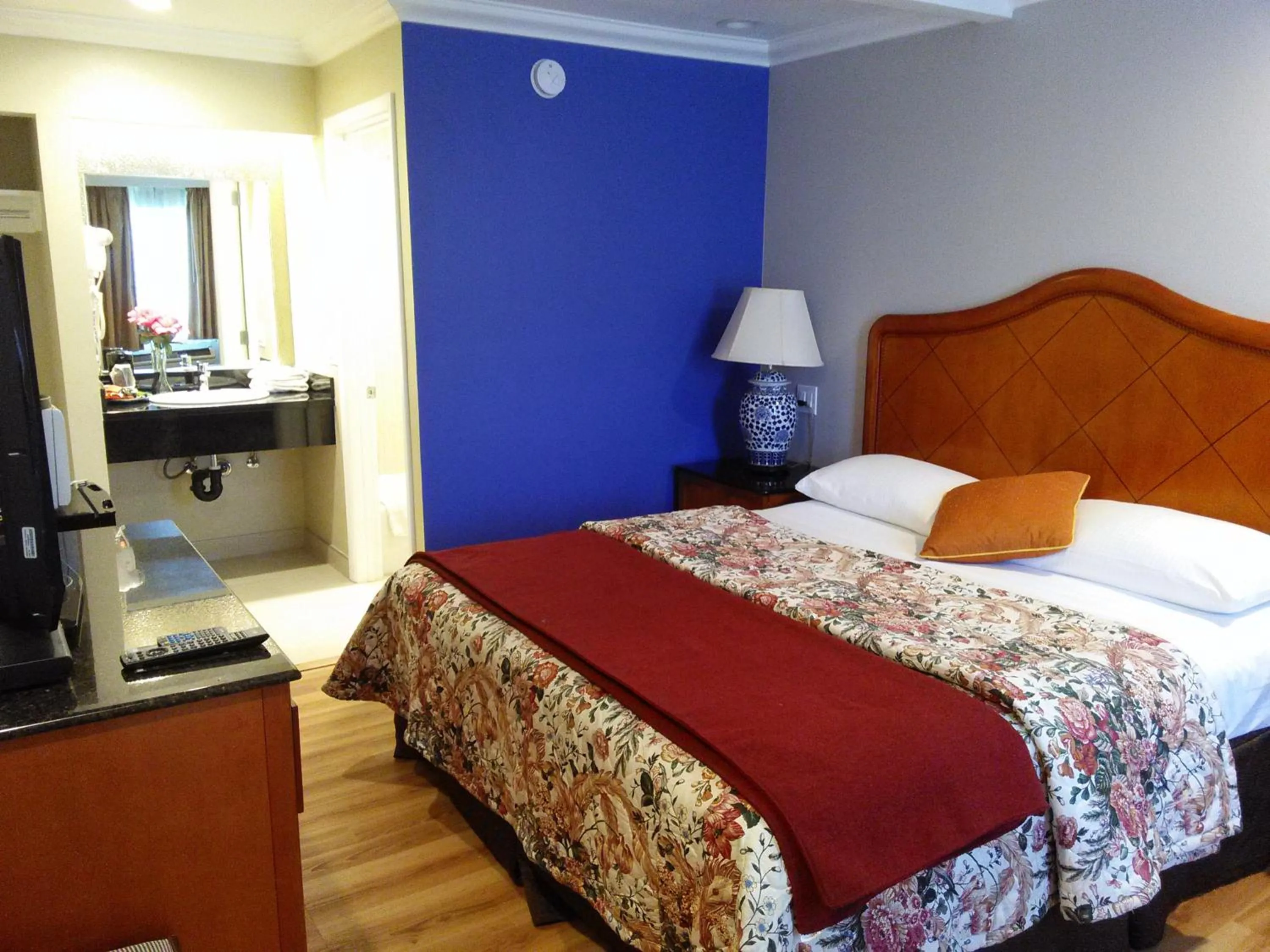 Photo of the whole room in Highlander Motel