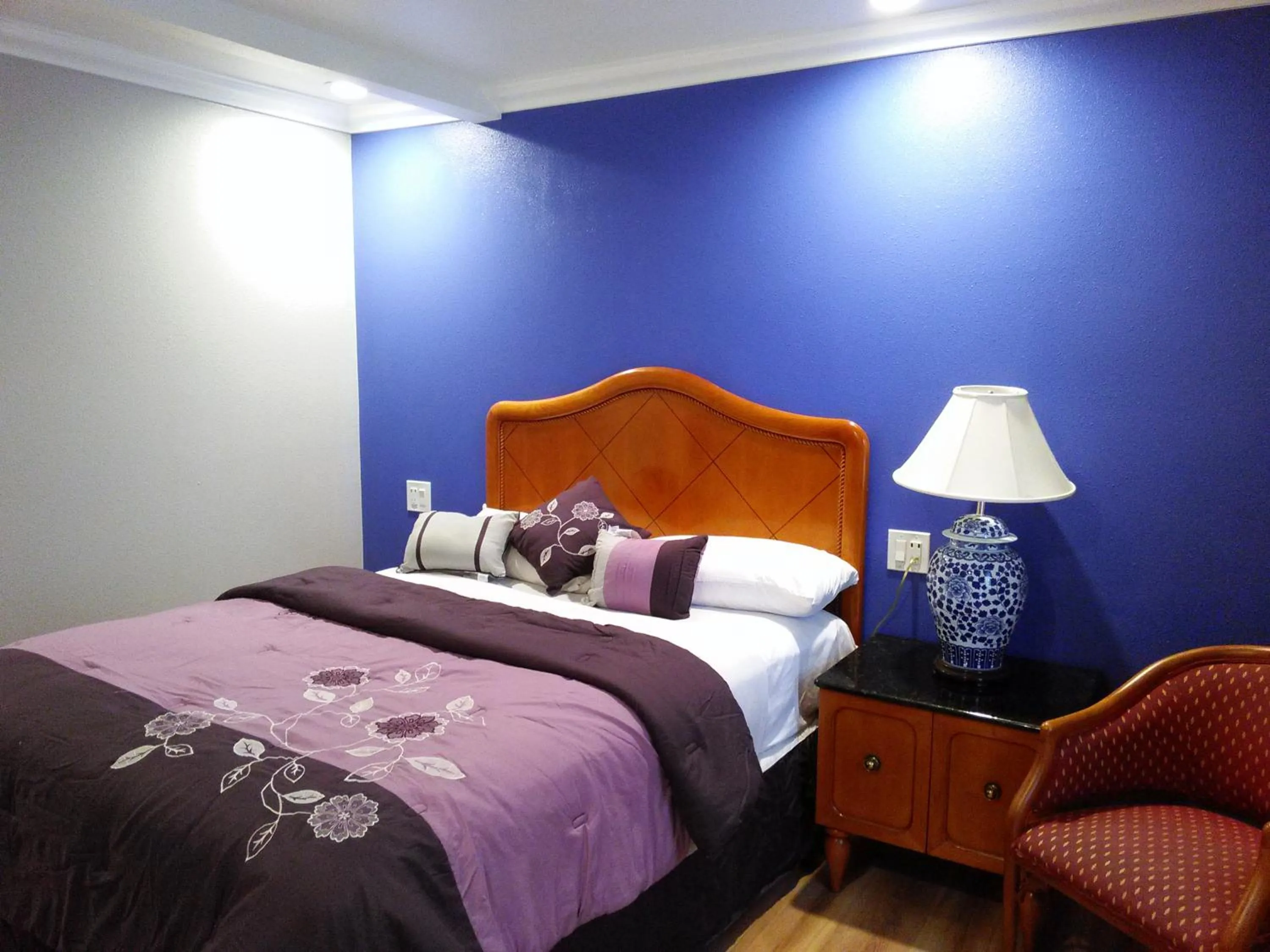 Photo of the whole room in Highlander Motel