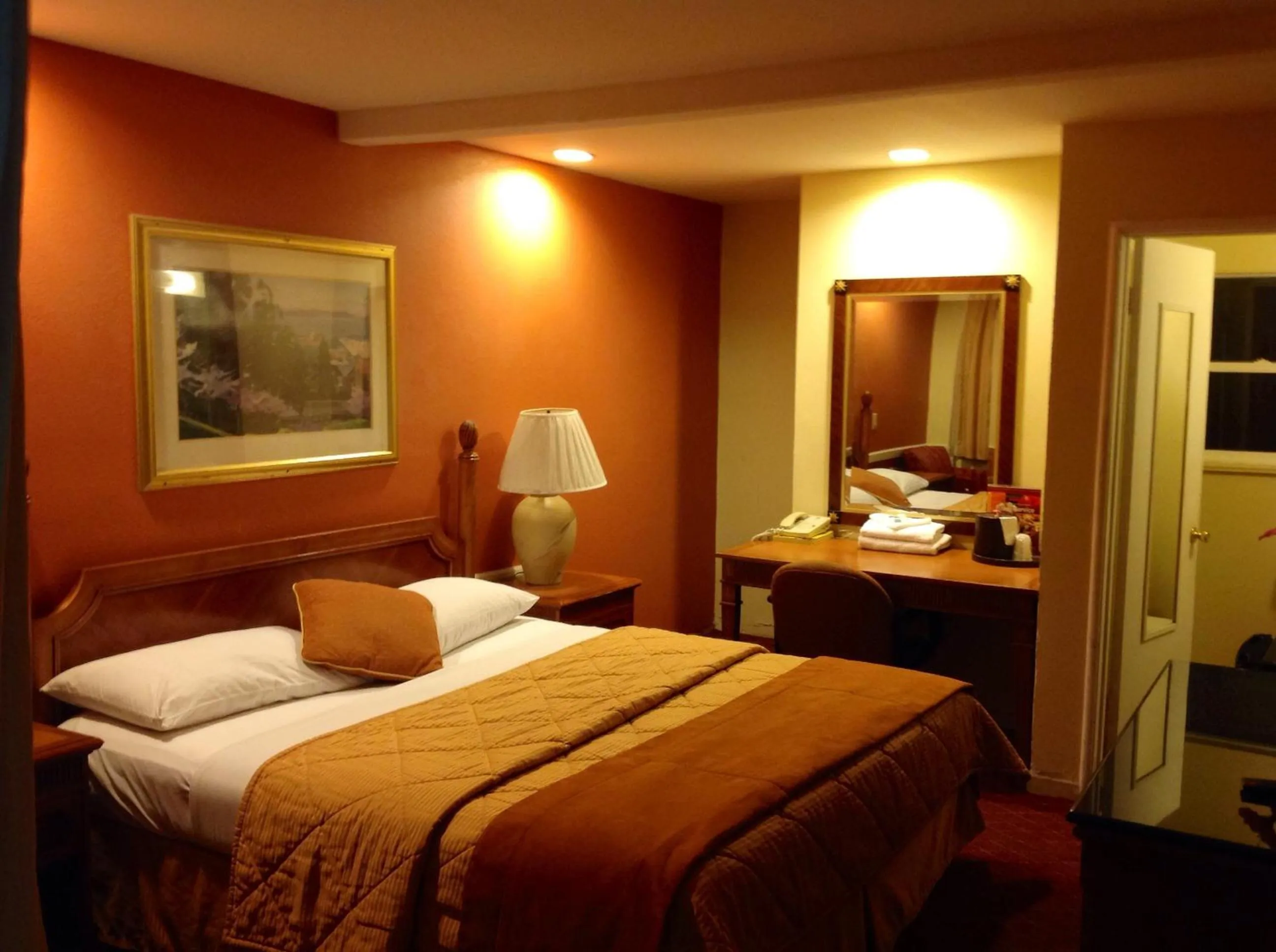 Bed in Highlander Motel