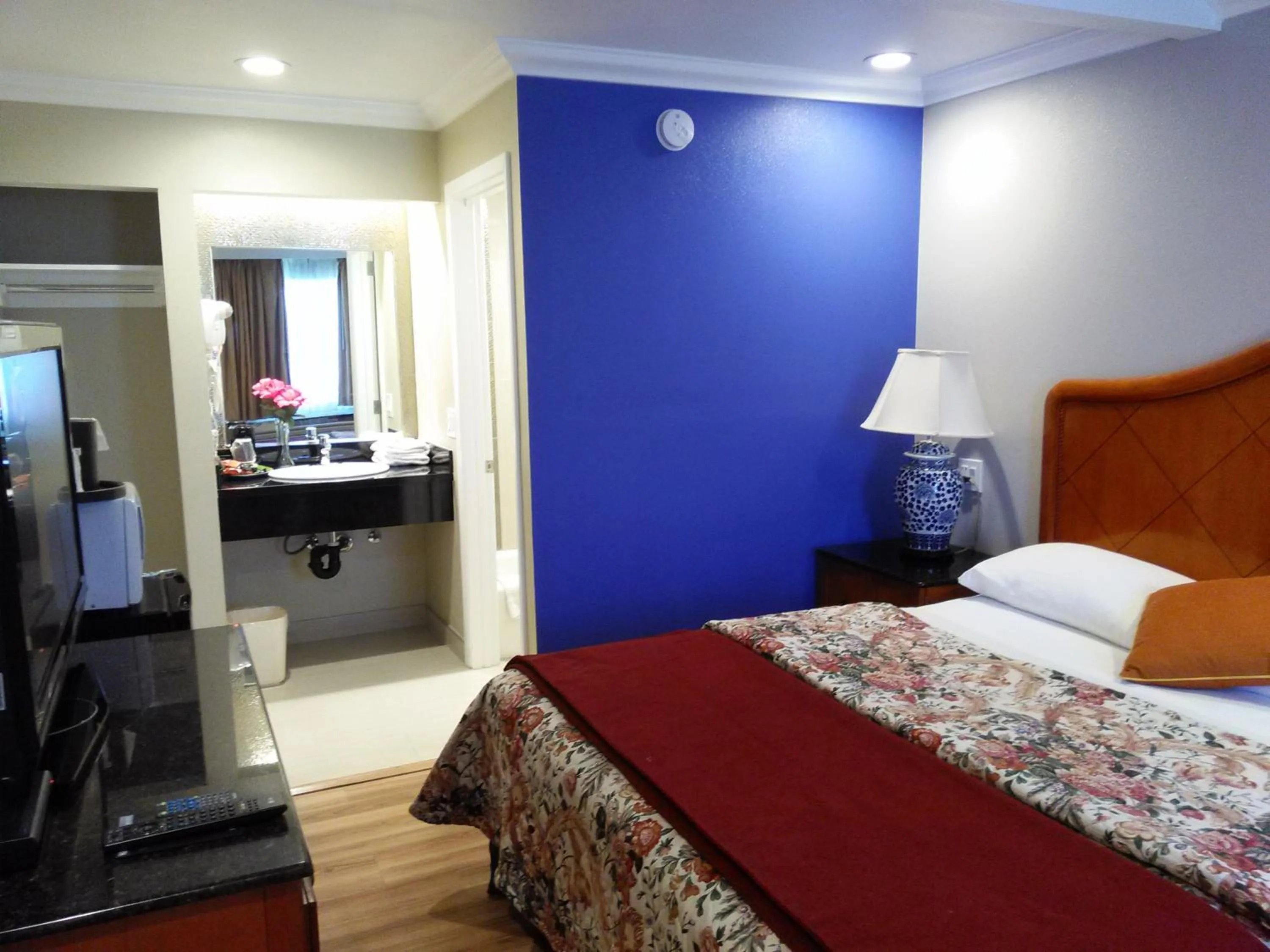 Photo of the whole room in Highlander Motel