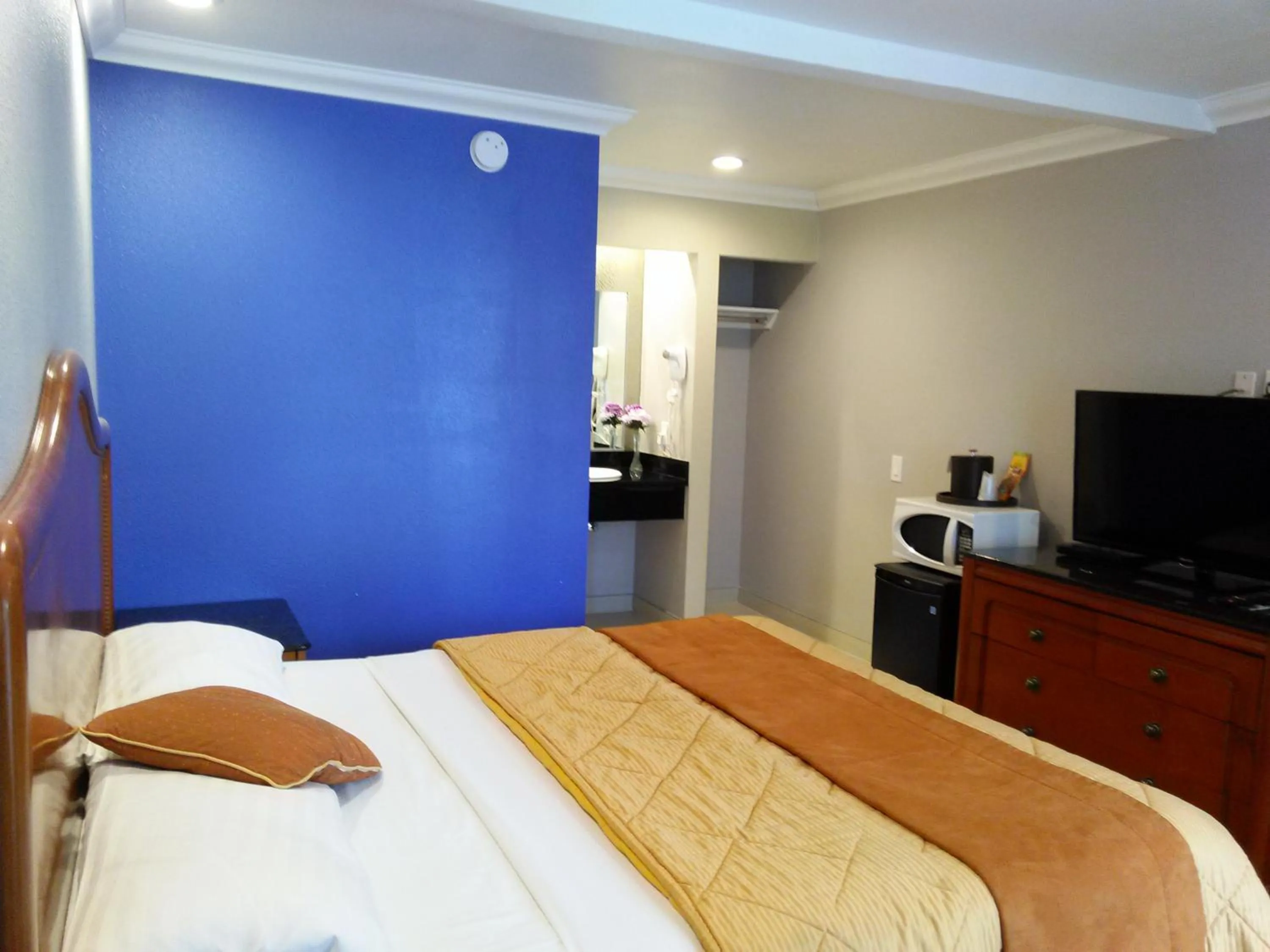 Photo of the whole room in Highlander Motel