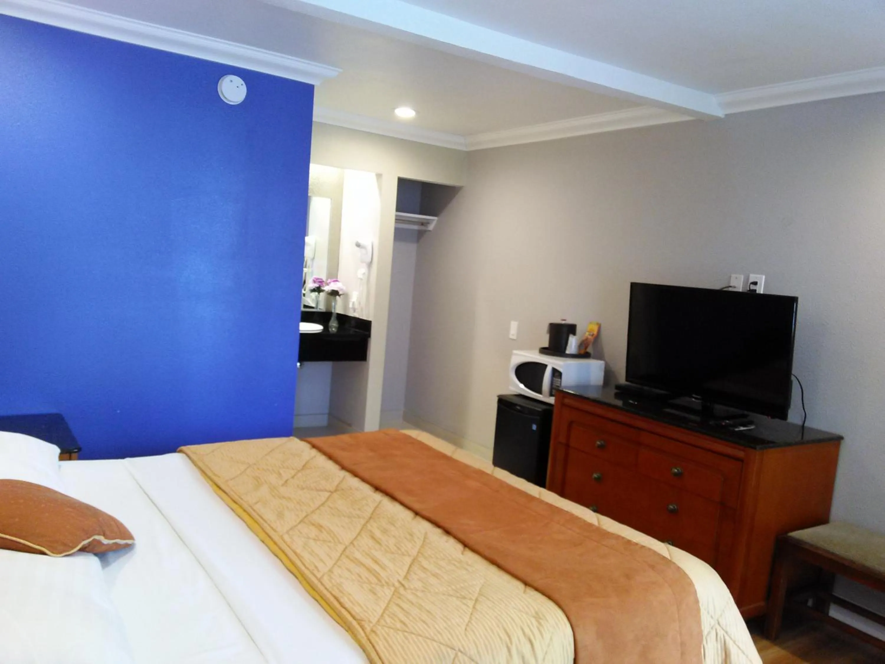 Photo of the whole room in Highlander Motel