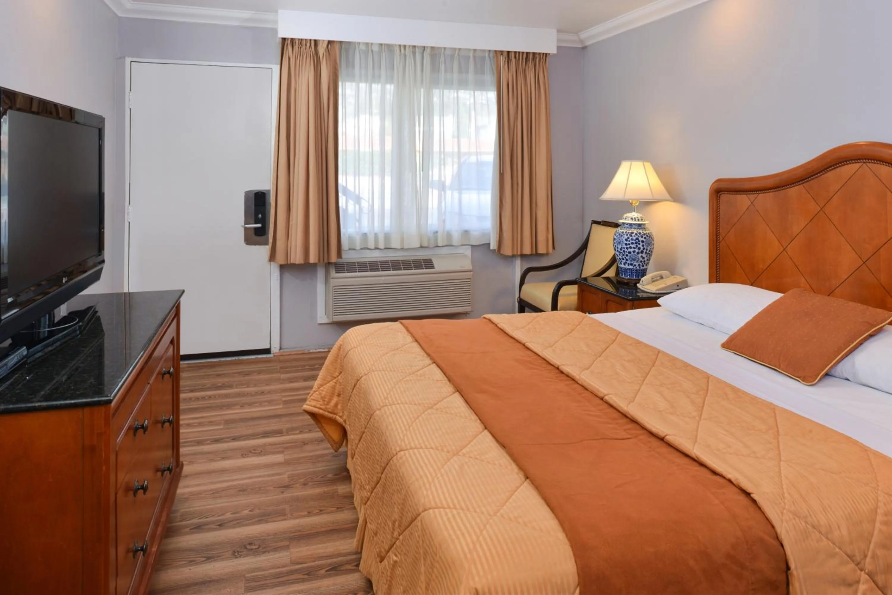 Photo of the whole room in Highlander Motel