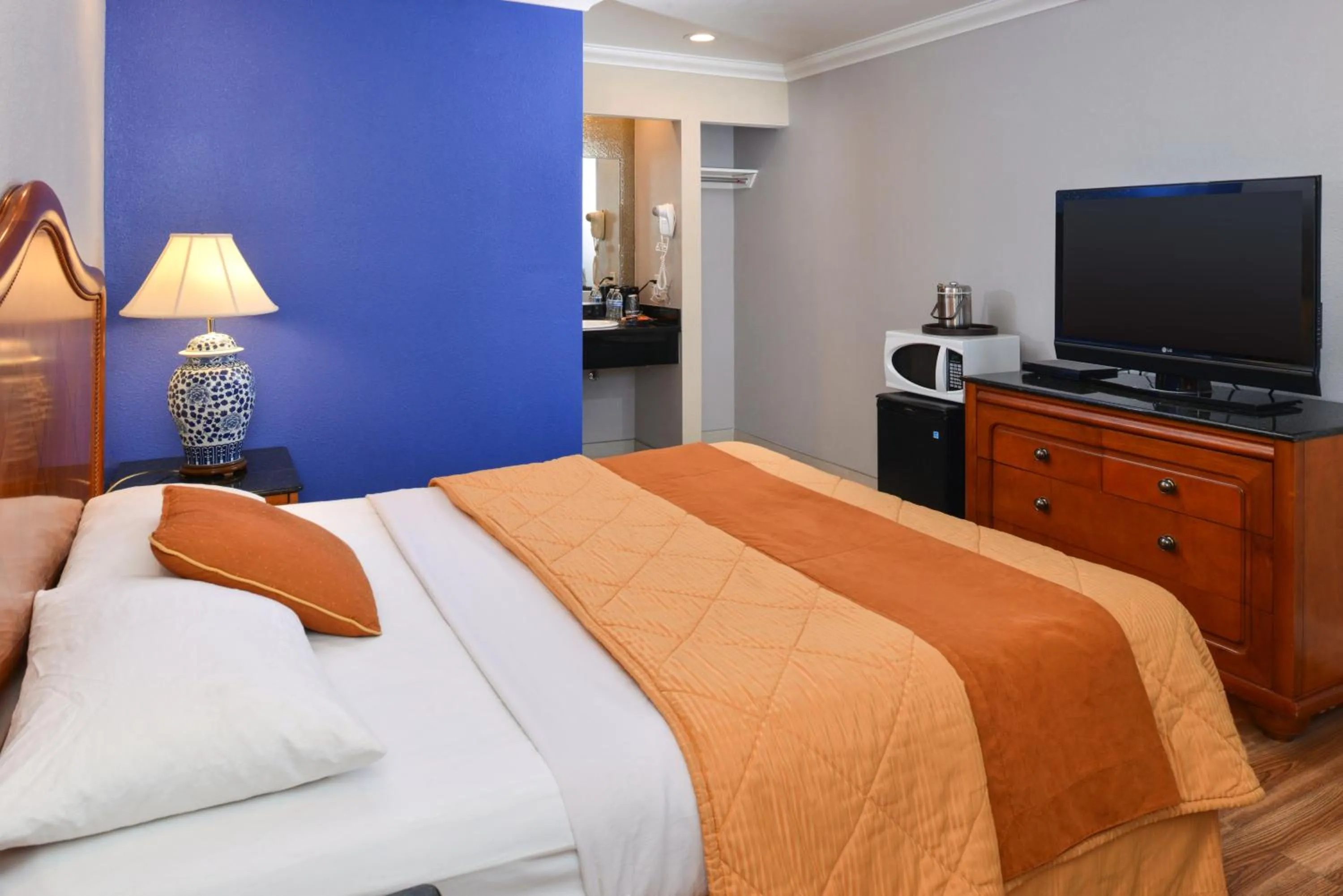 Photo of the whole room in Highlander Motel