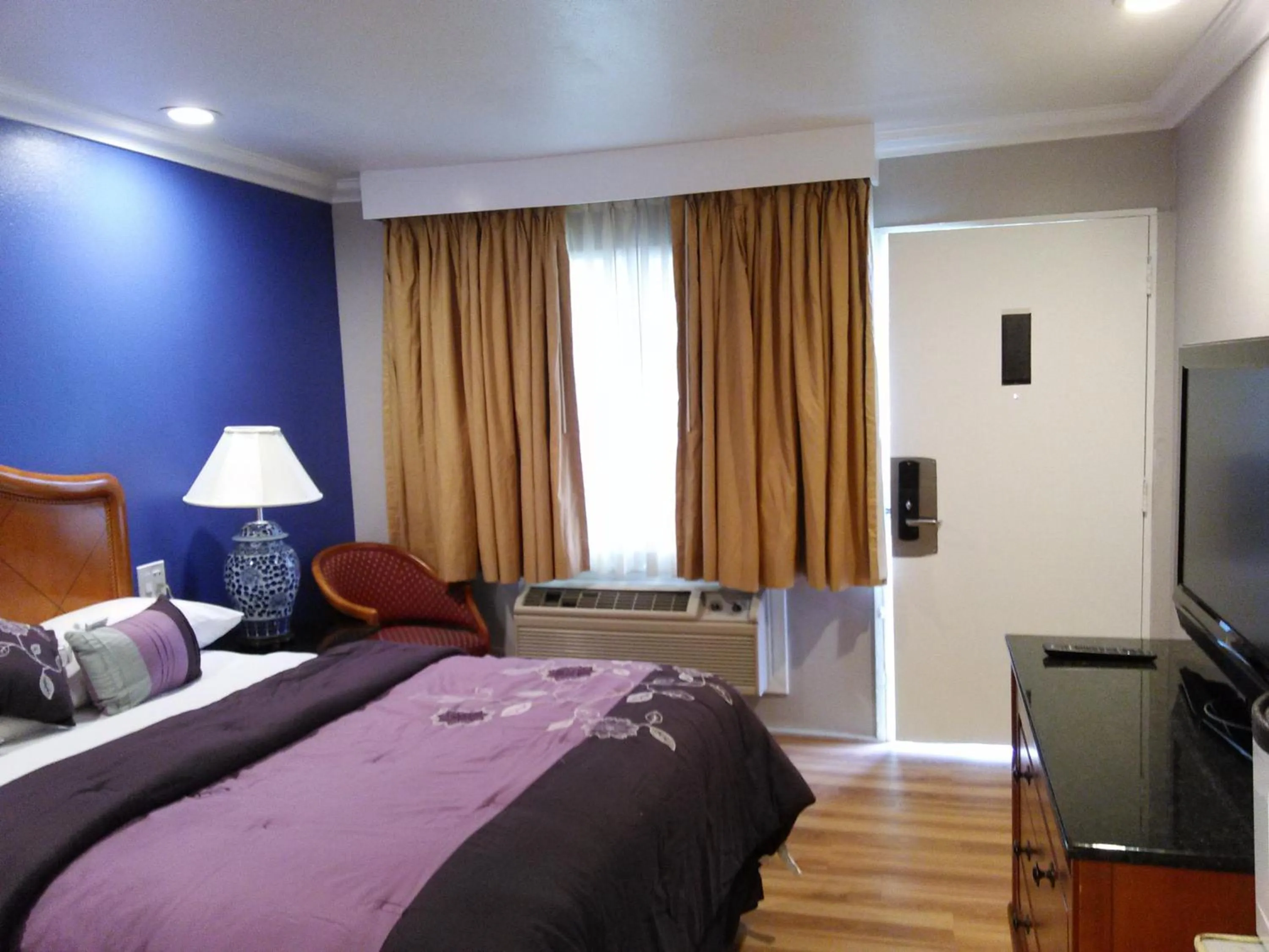 Photo of the whole room in Highlander Motel