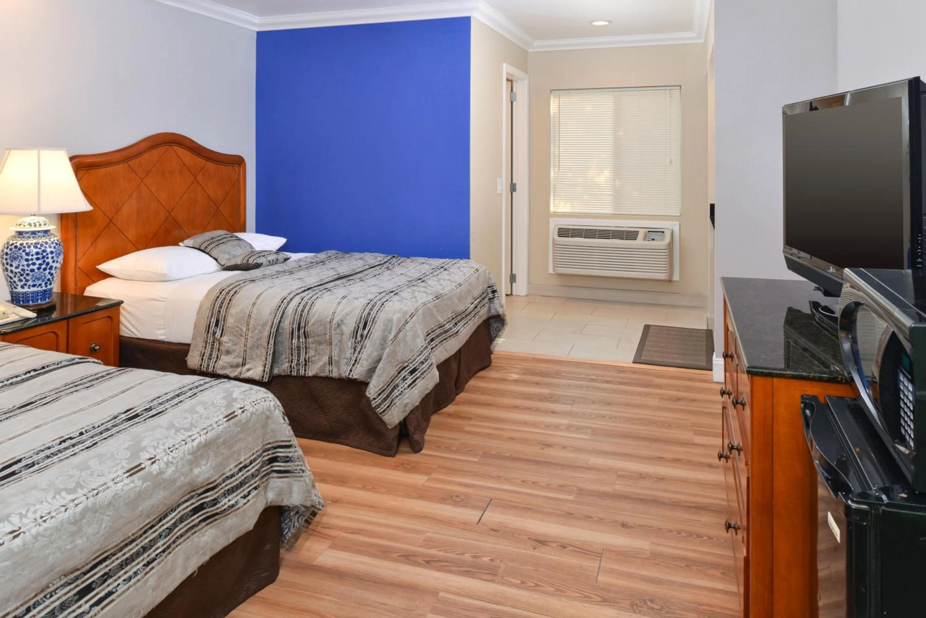 Bedroom in Highlander Motel