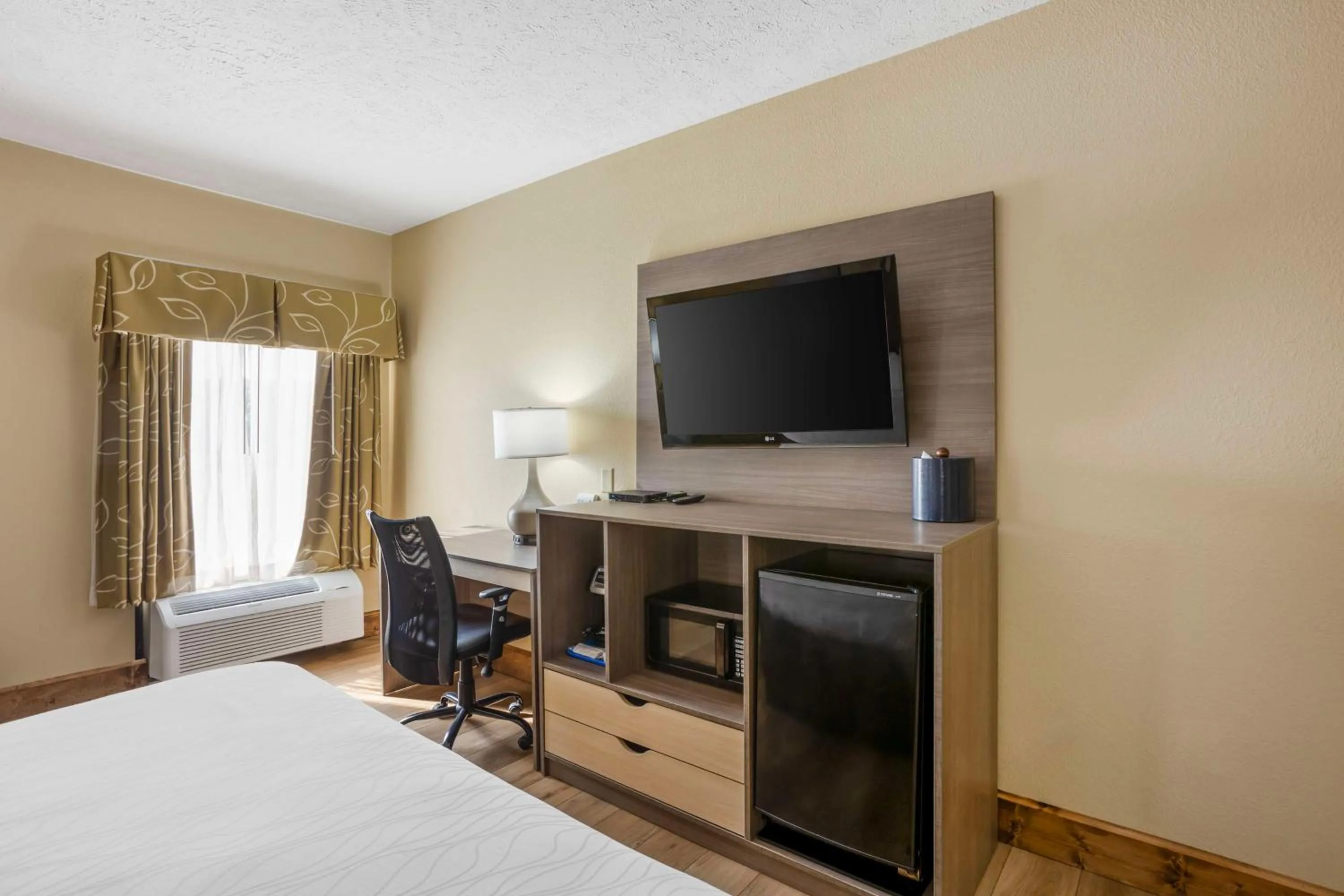 Bedroom, Bed in Best Western Plus Springfield Airport Inn