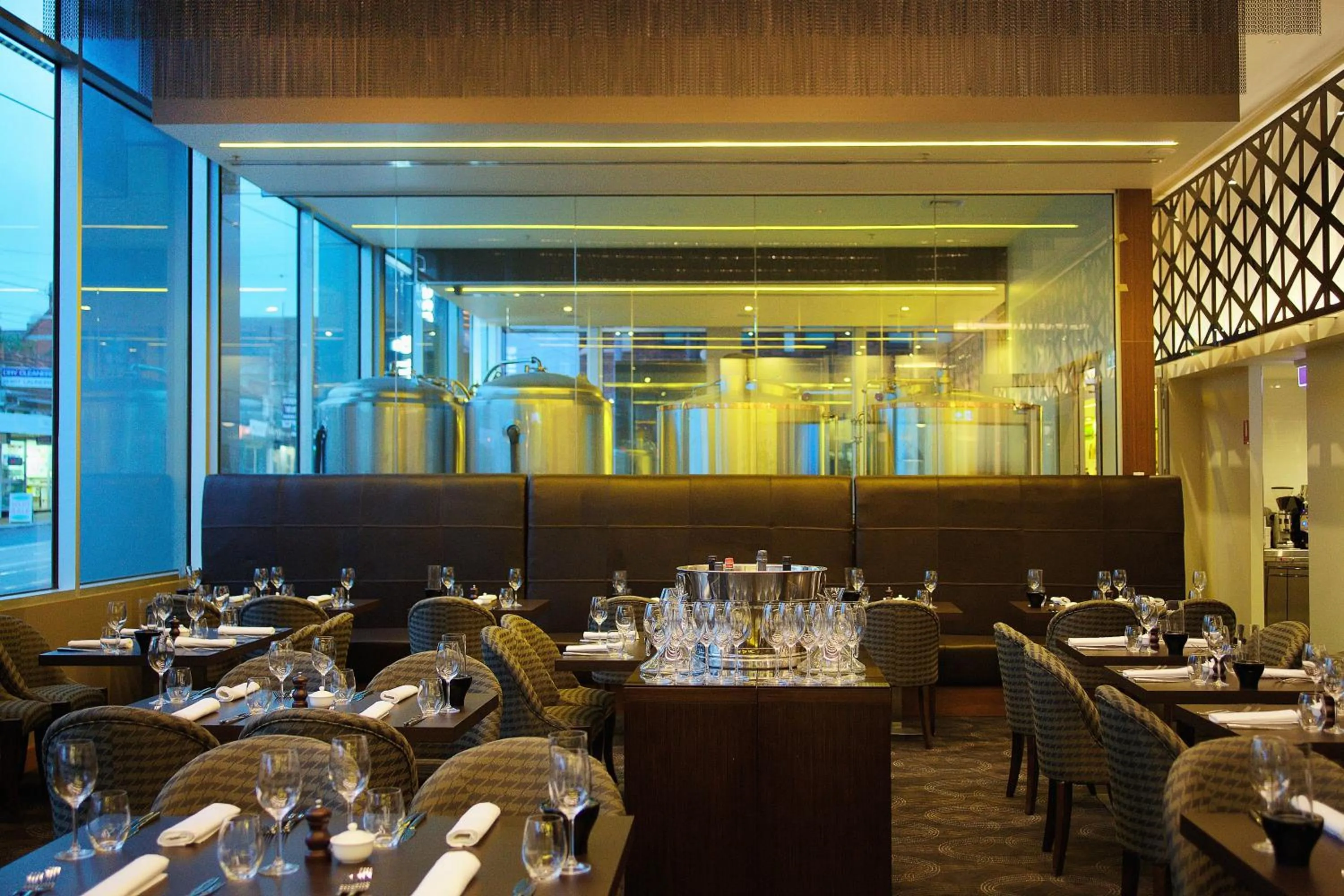 Restaurant/places to eat in Hotel 115