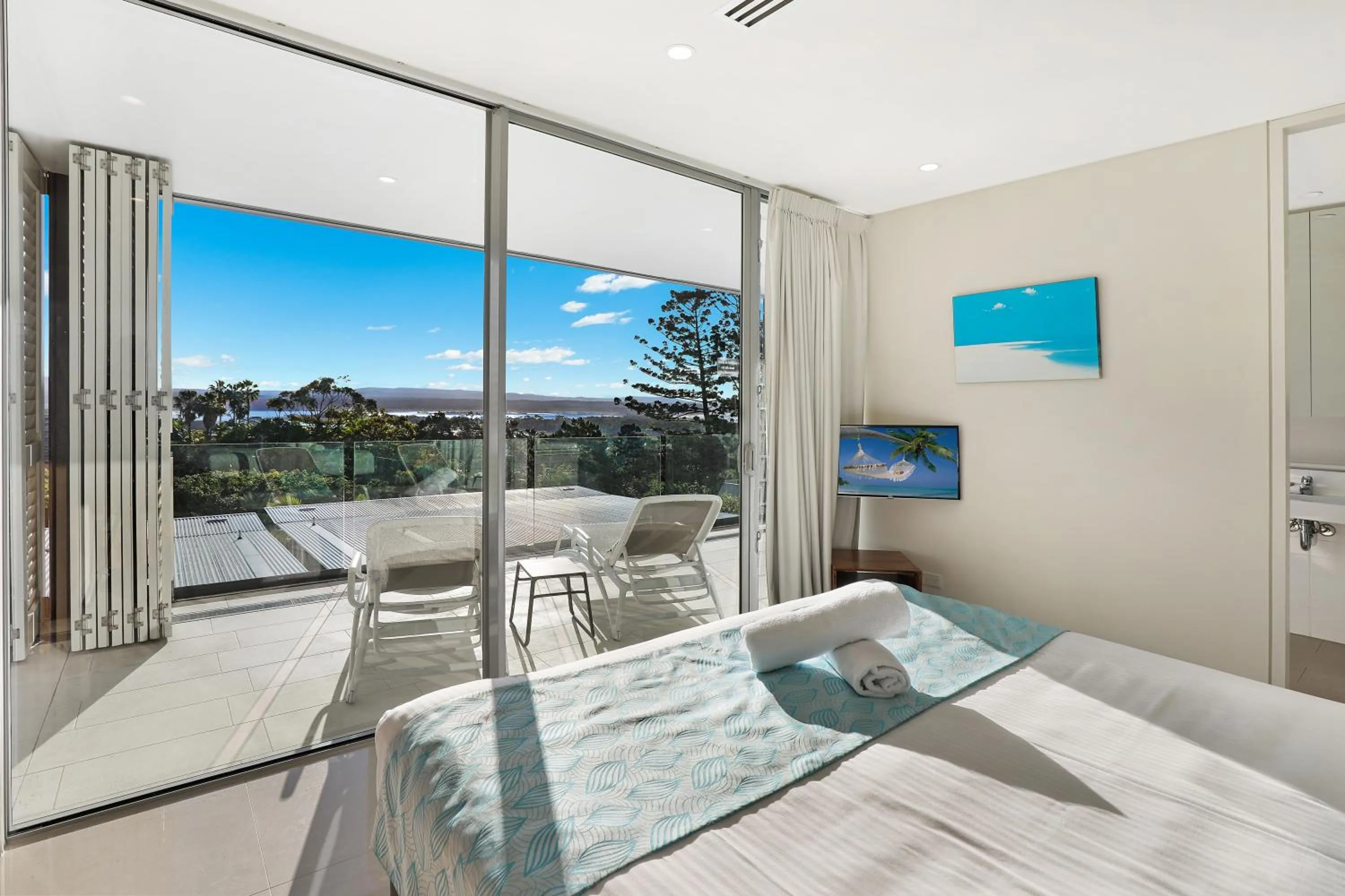 Mountain view, Bed in The Rise Noosa
