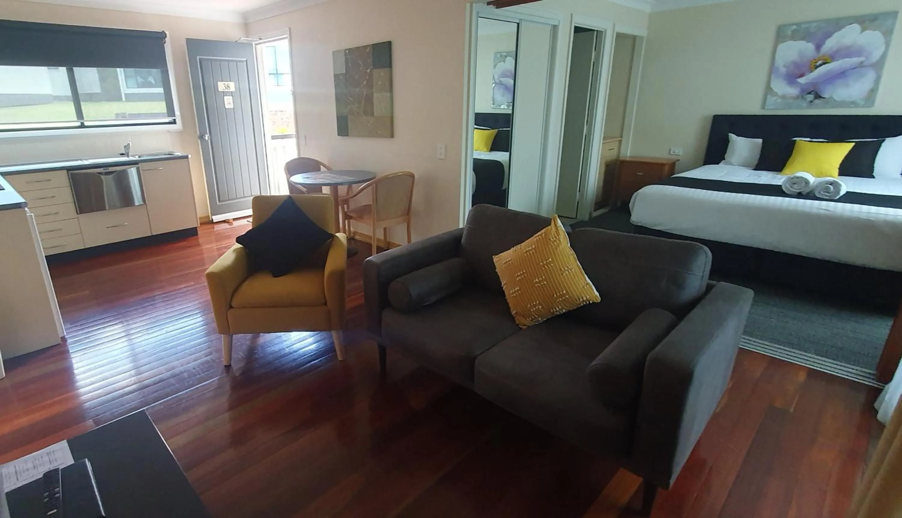 Kitchen or kitchenette, Bed in Eastgate on the Range Motel