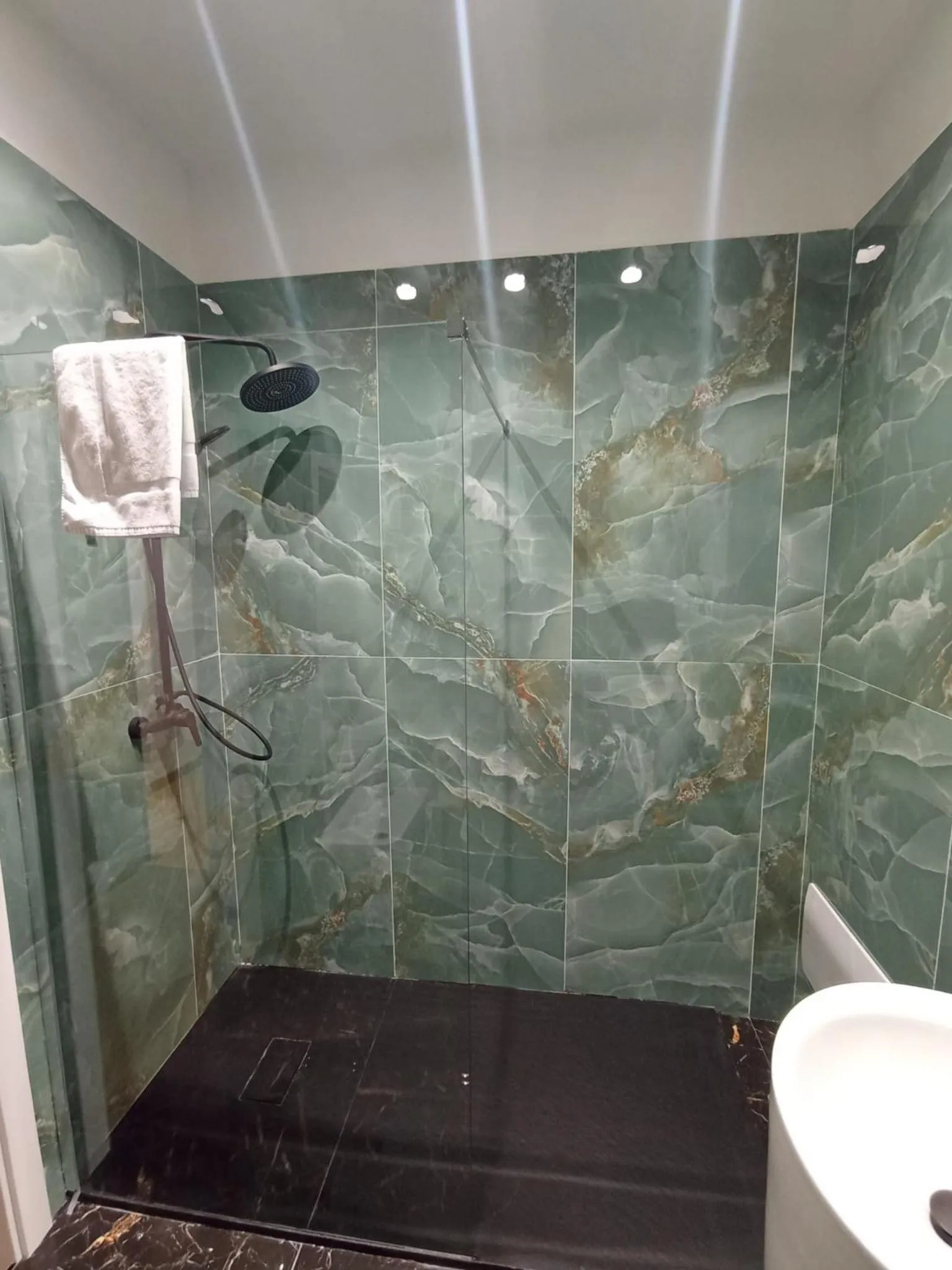 Shower in Tiffany & Babylon Luxury Stay