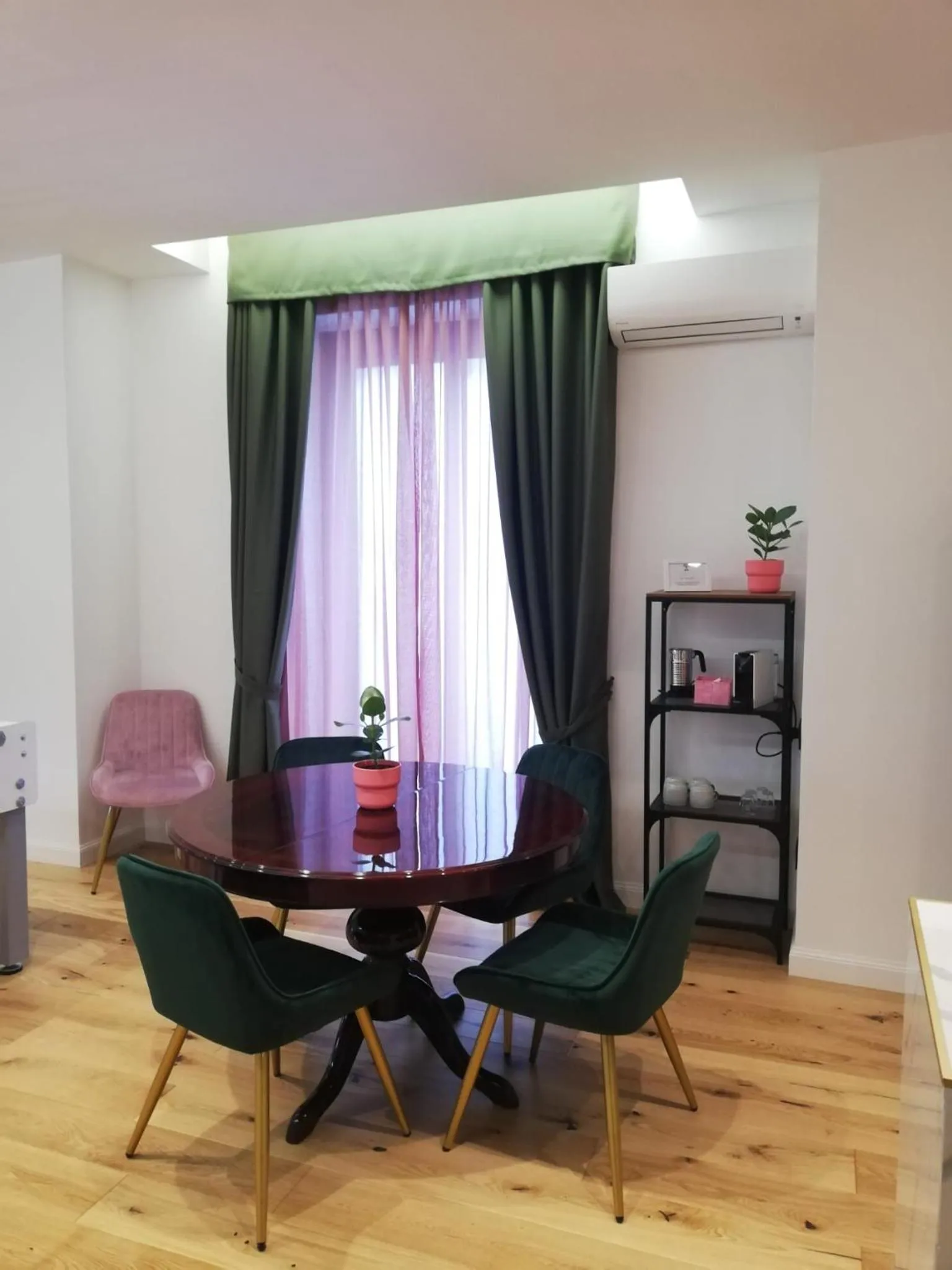 Living room in Tiffany & Babylon Luxury Stay