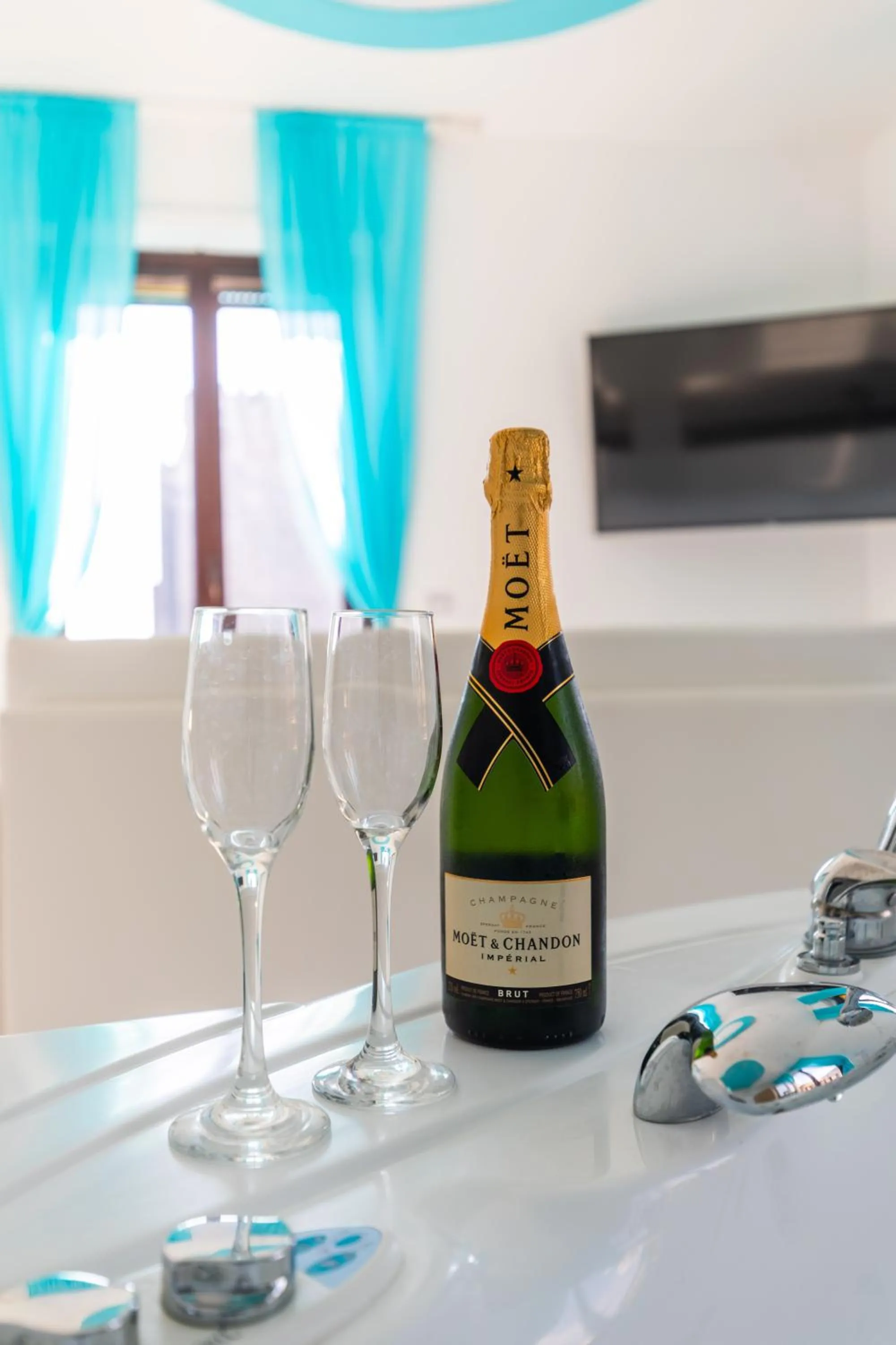 Drinks in Tiffany & Babylon Luxury Stay