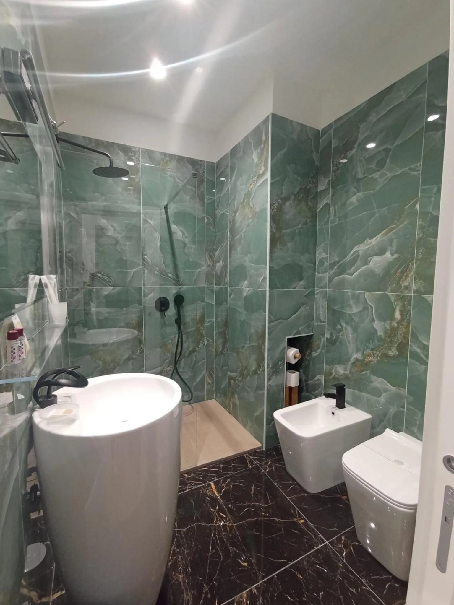 Shower in Tiffany & Babylon Luxury Stay