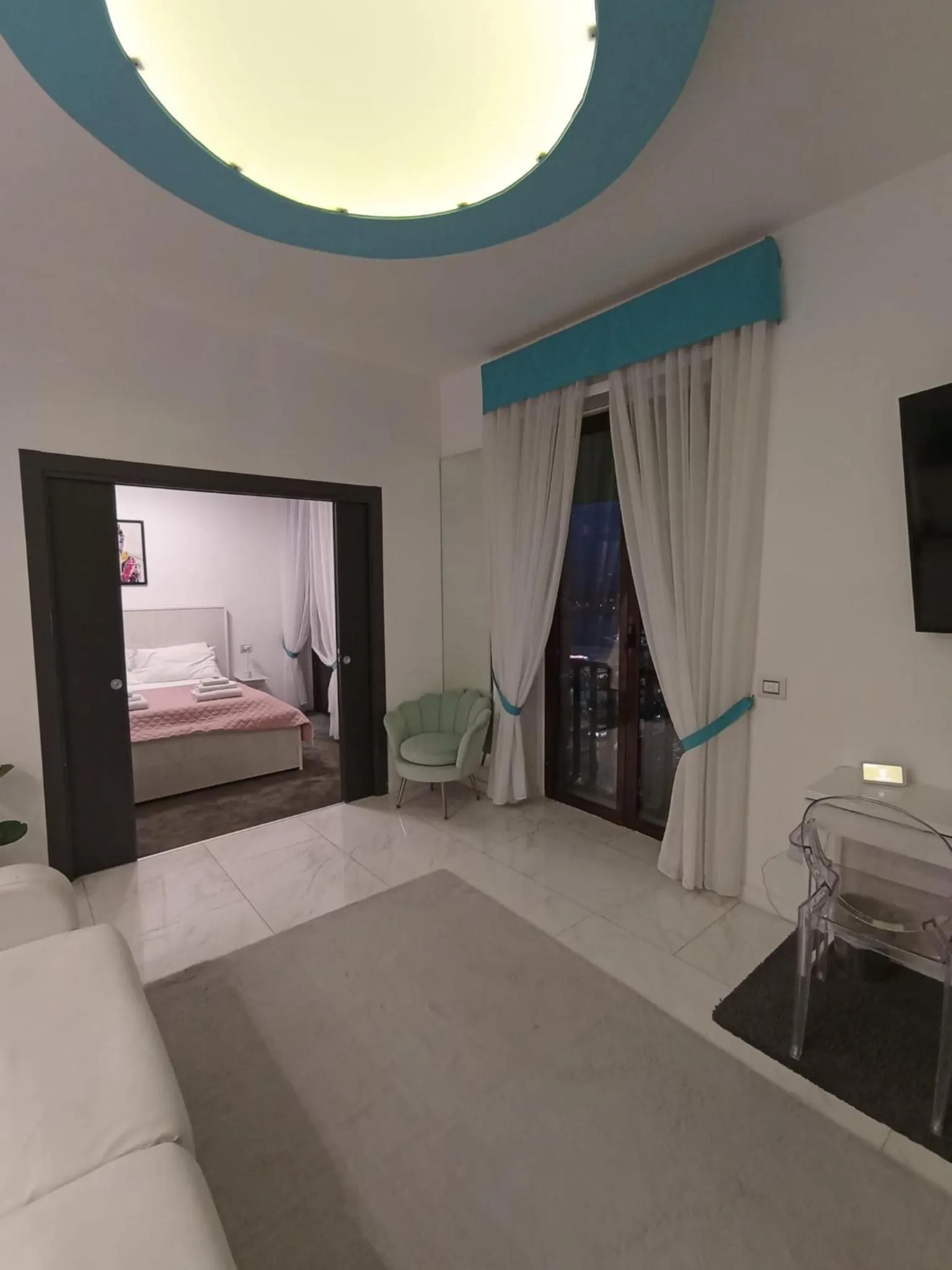 Photo of the whole room, Bed in Tiffany & Babylon Luxury Stay