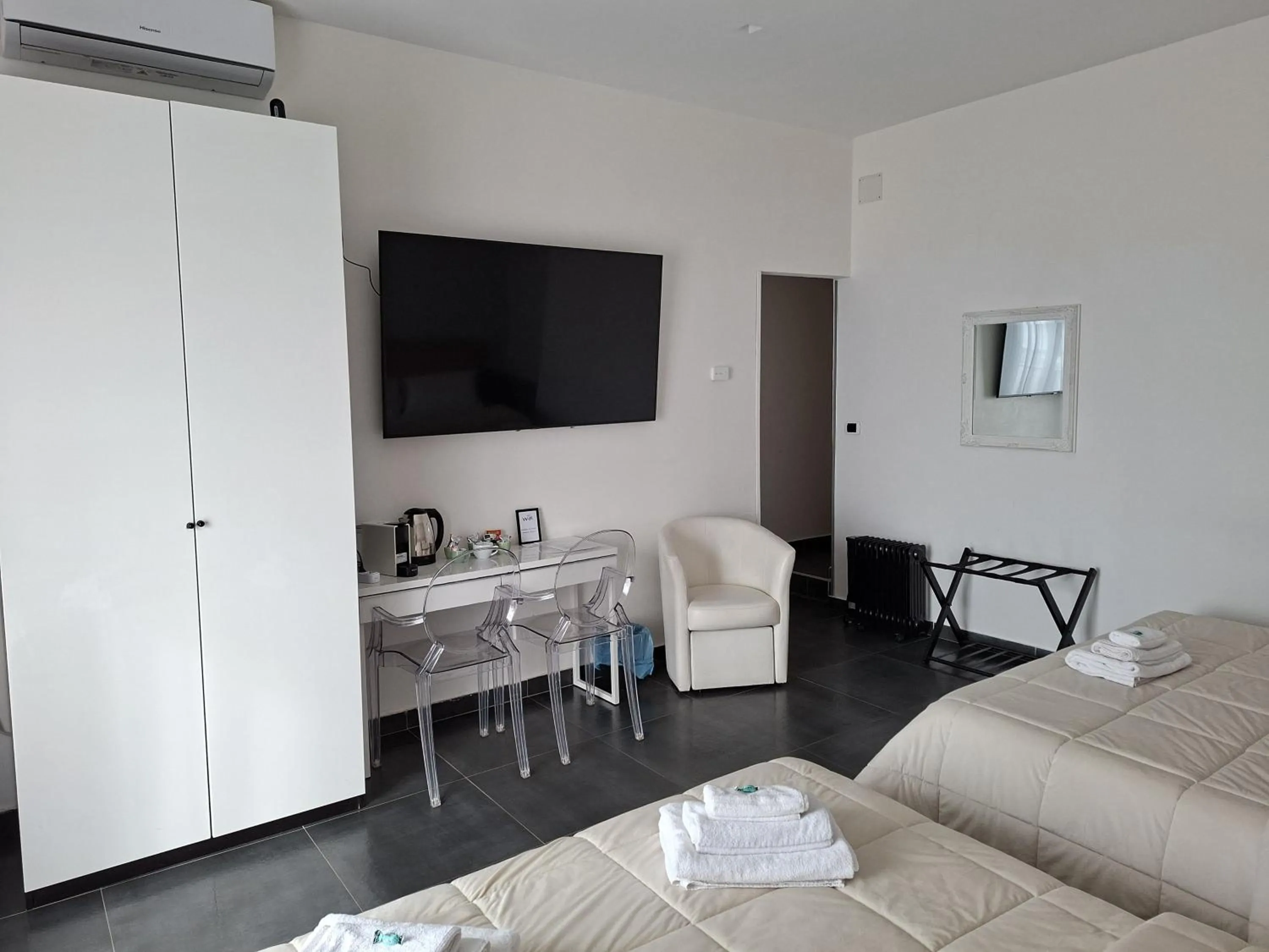 TV and multimedia, Bed in Tiffany & Babylon Luxury Stay