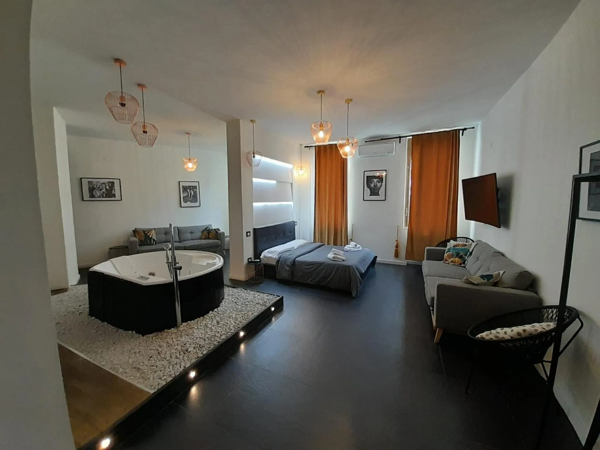 Communal lounge/ TV room, Bed in Tiffany & Babylon Luxury Stay