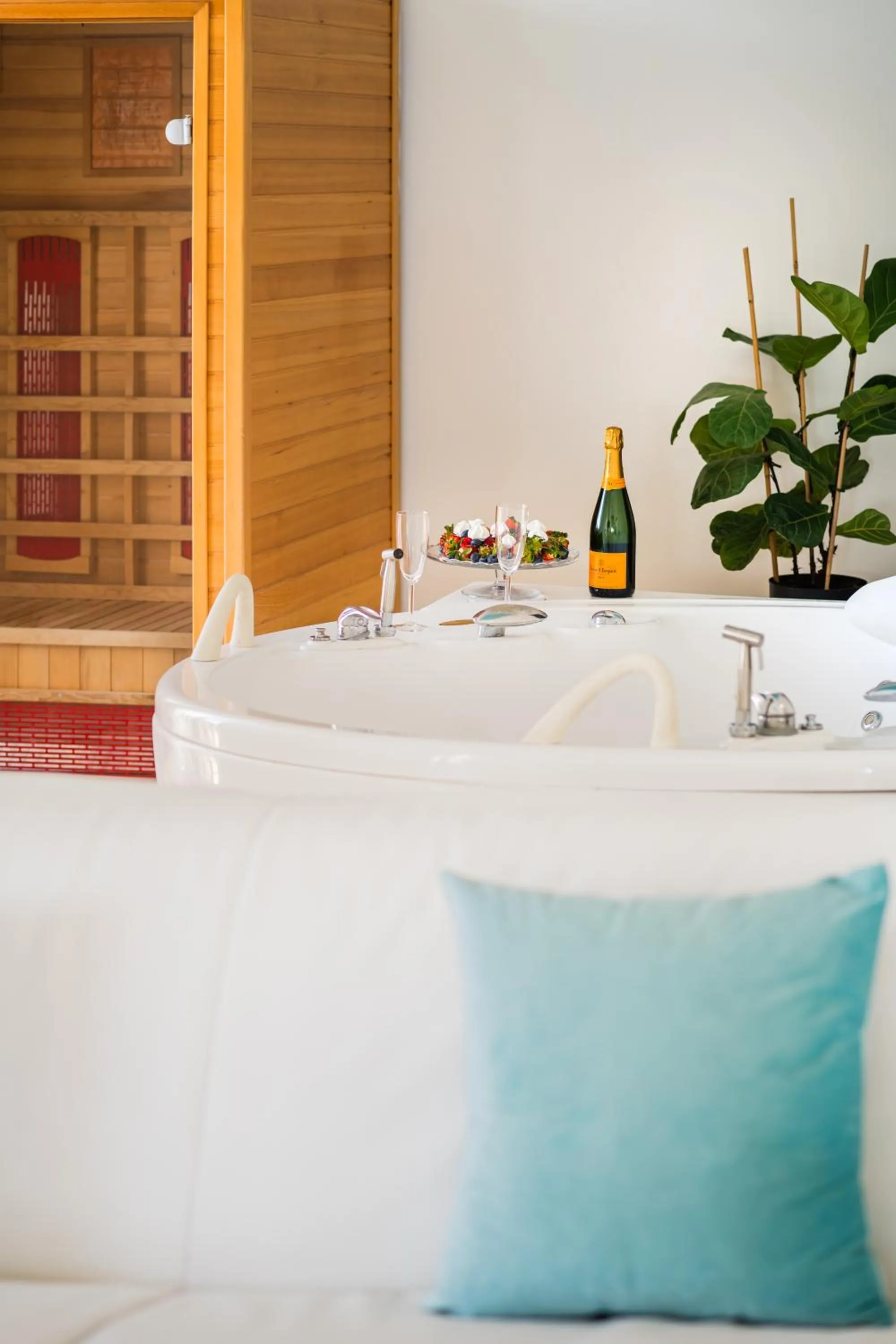 Hot Tub in Tiffany & Babylon Luxury Stay