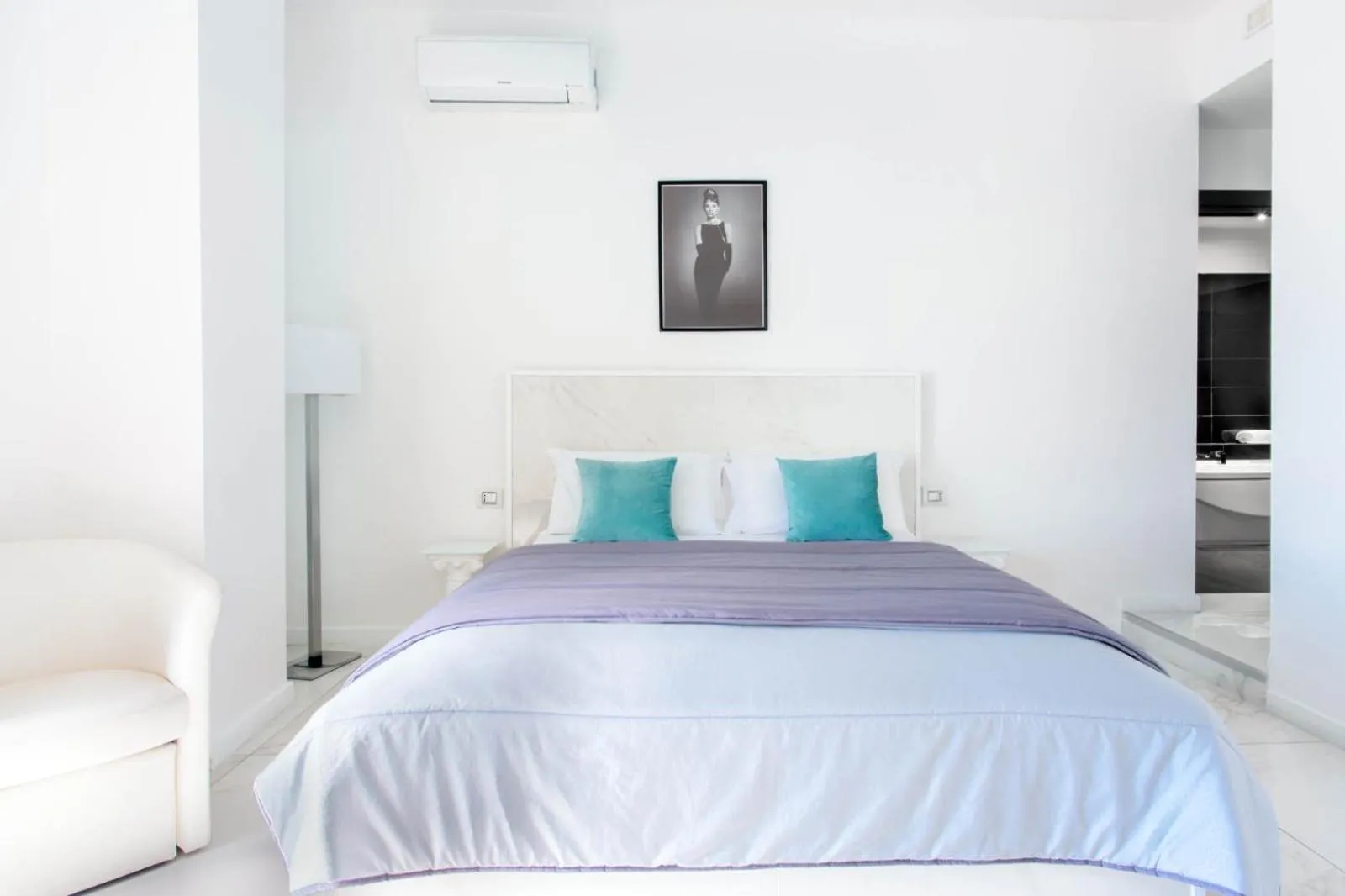 Bed in Tiffany & Babylon Luxury Stay