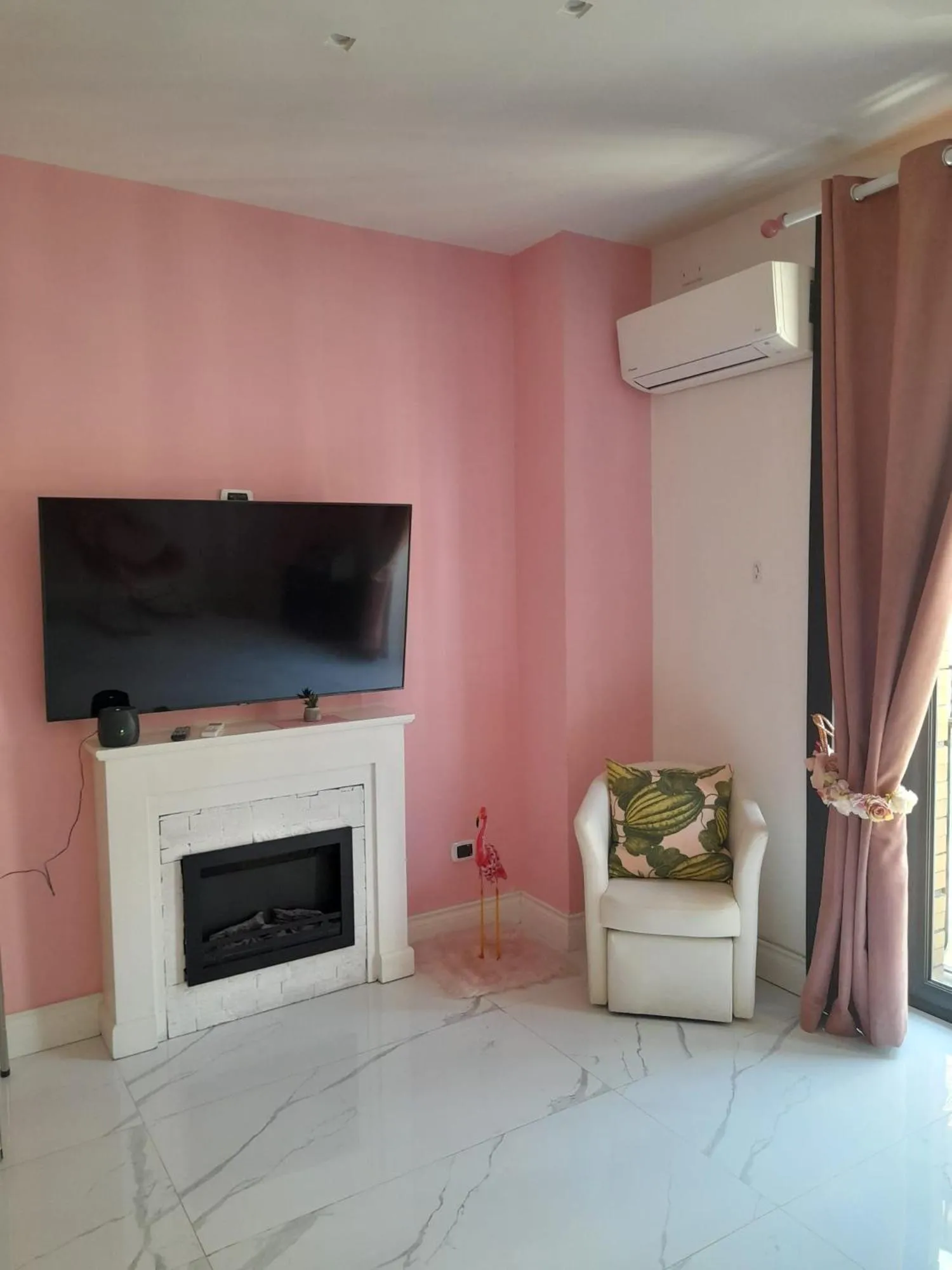 TV and multimedia in Tiffany & Babylon Luxury Stay