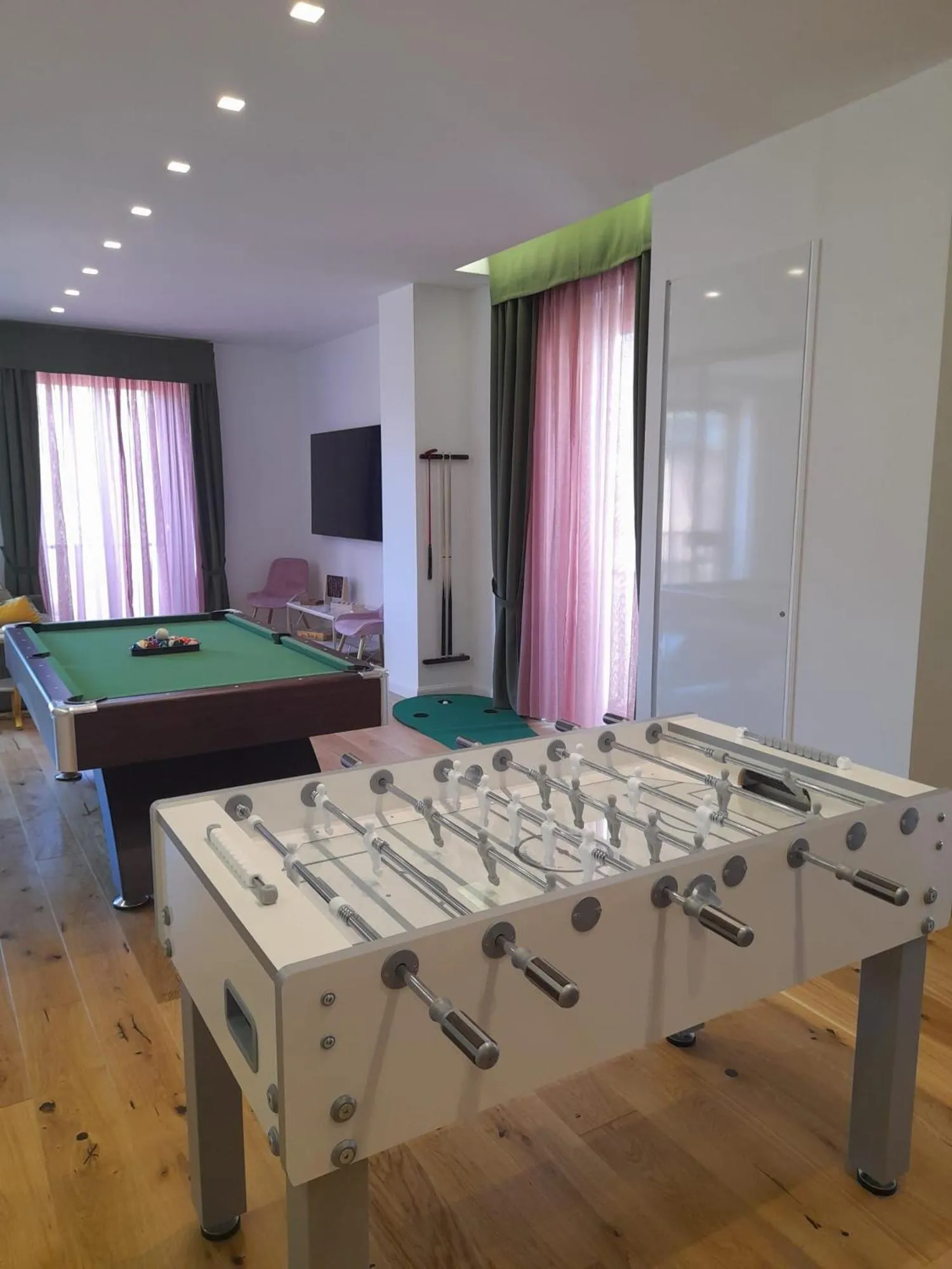 Billiard in Tiffany & Babylon Luxury Stay