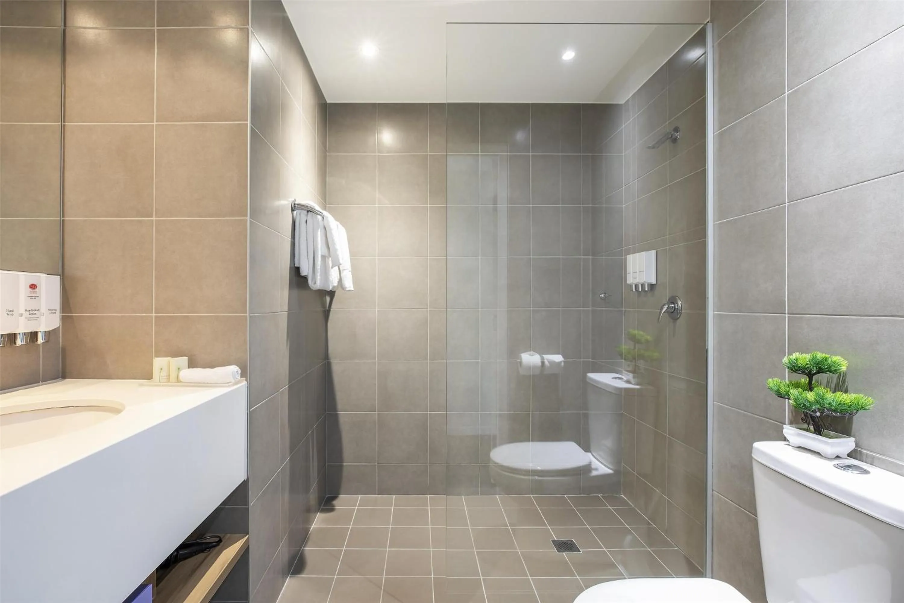 Bathroom in Metro Hotel Miranda