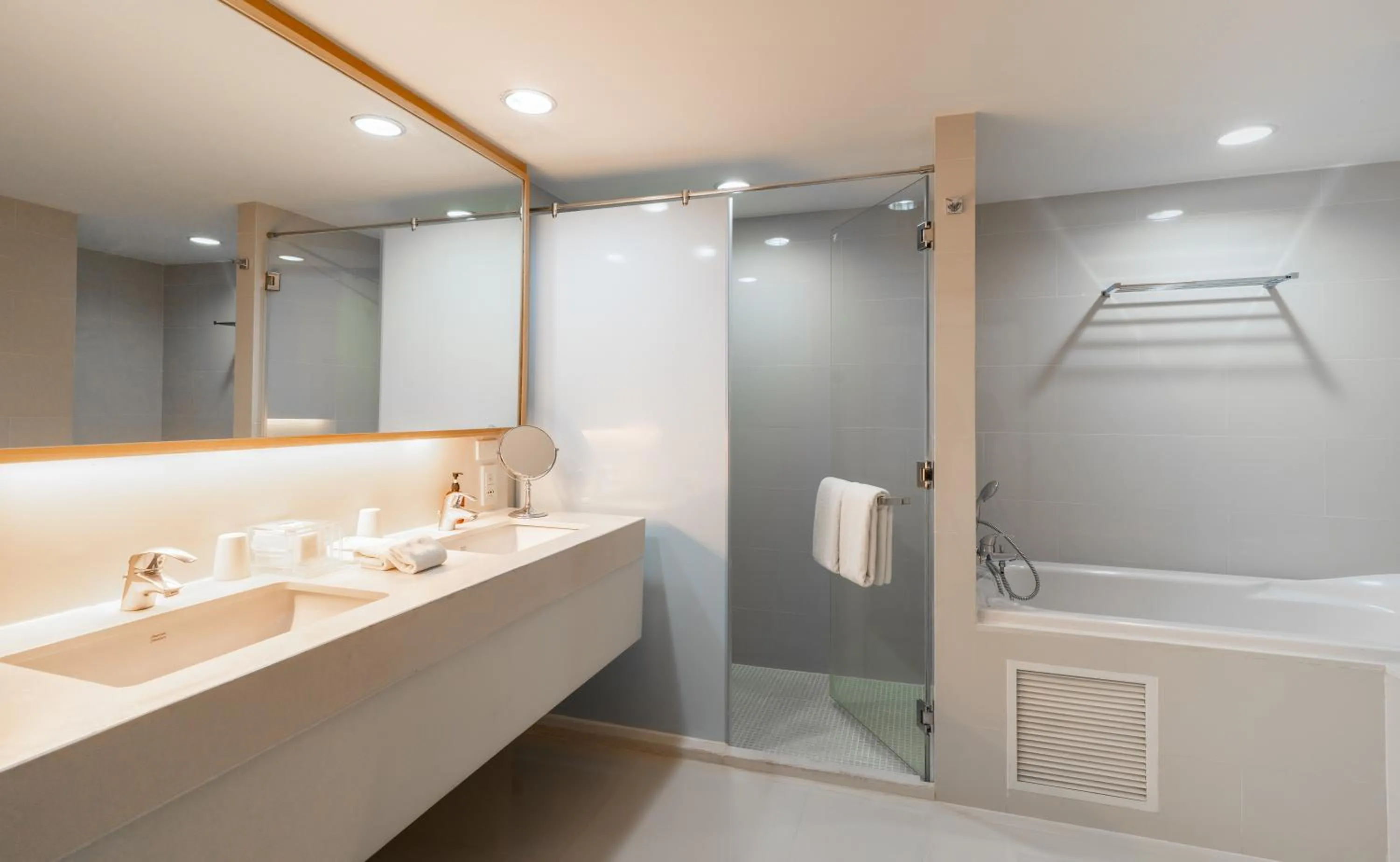 Shower in VELA Dhi GLOW Pratunam